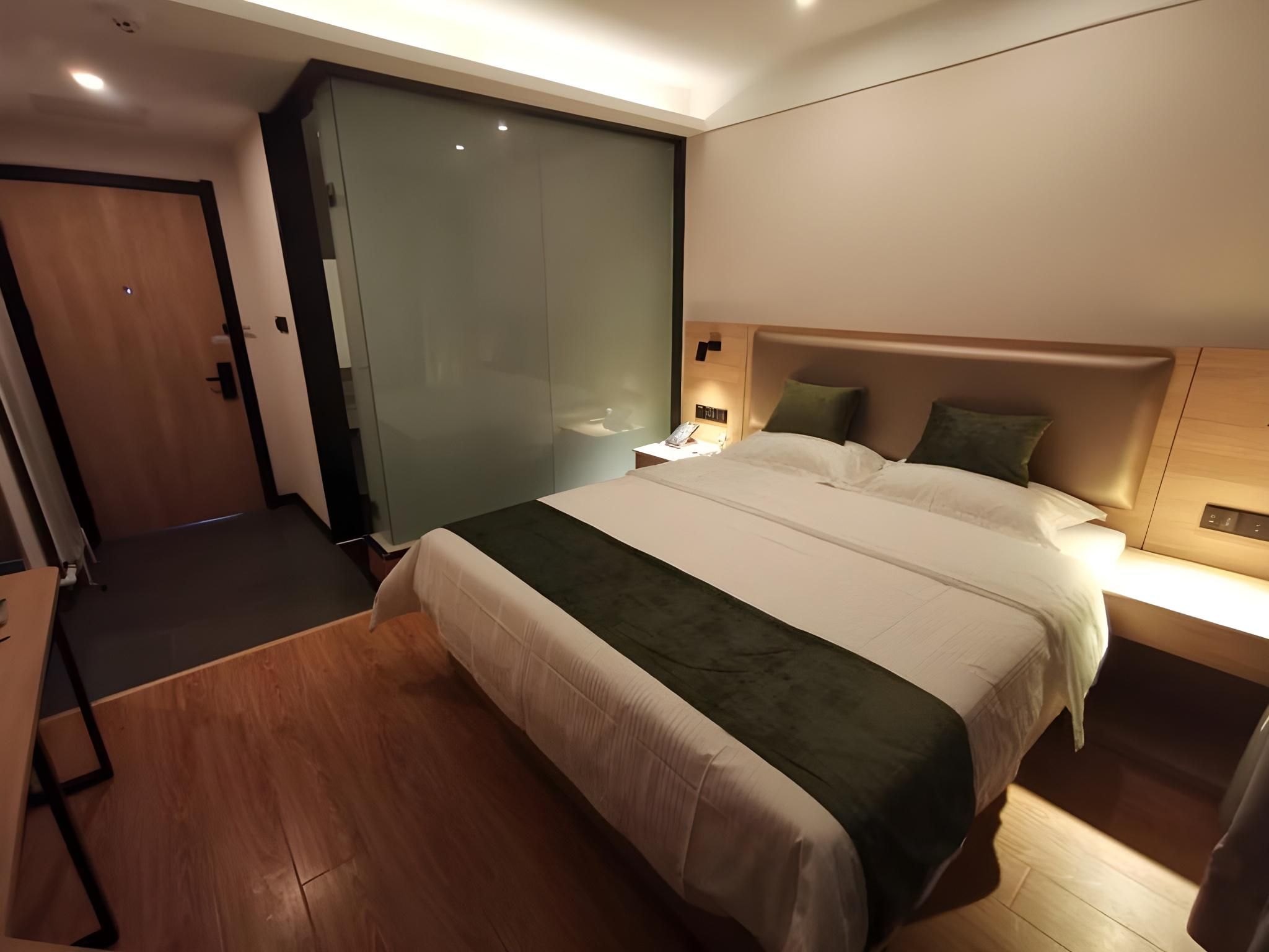 Business Queen Room