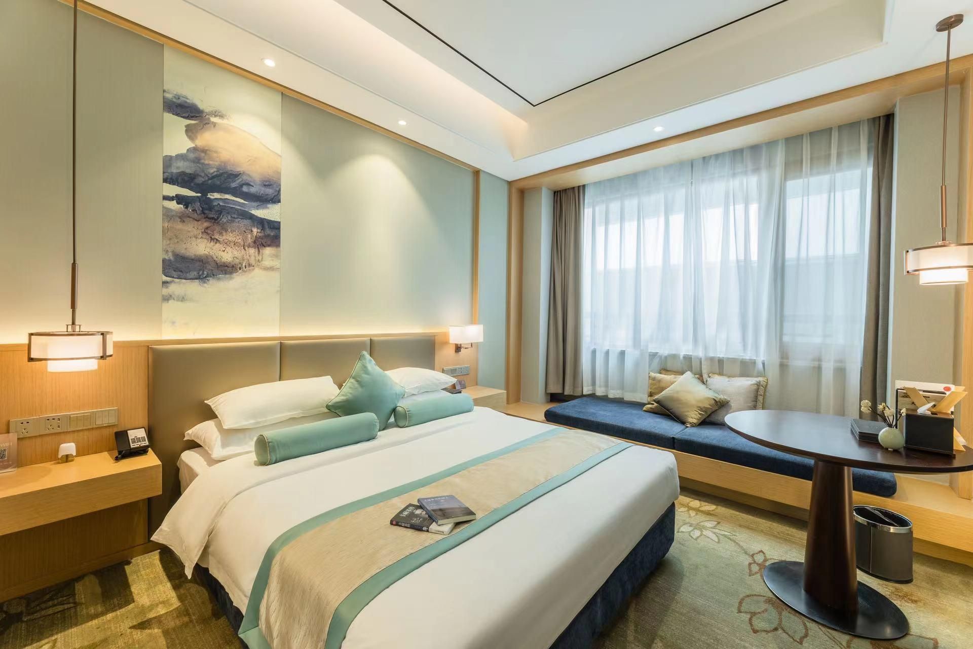 Century Runhua  Hotel 润华世纪酒店（济南西站国际会展中心店） Room with Queen Bed