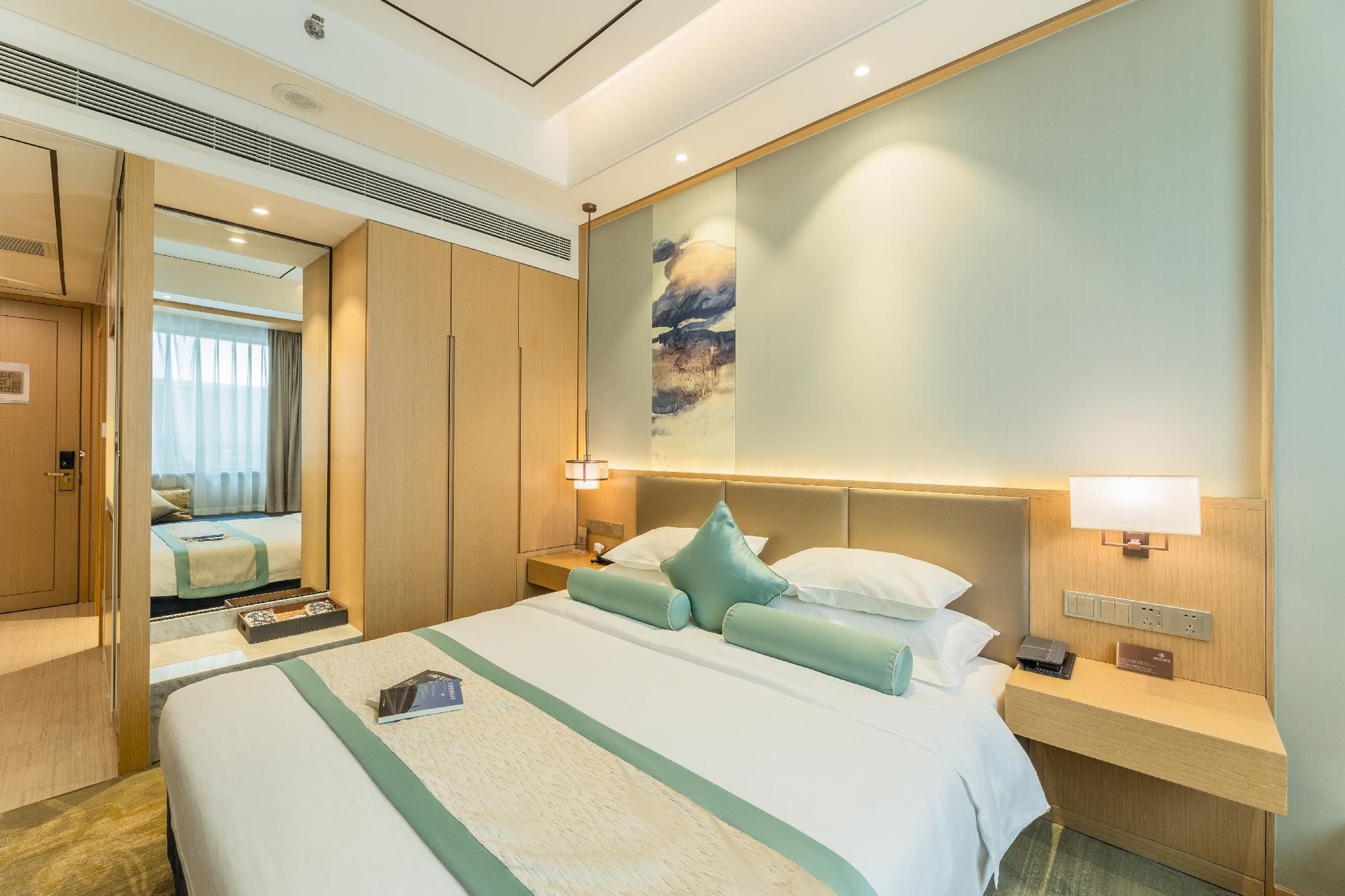 Century Runhua  Hotel 润华世纪酒店（济南西站国际会展中心店） Room with Queen Bed 2