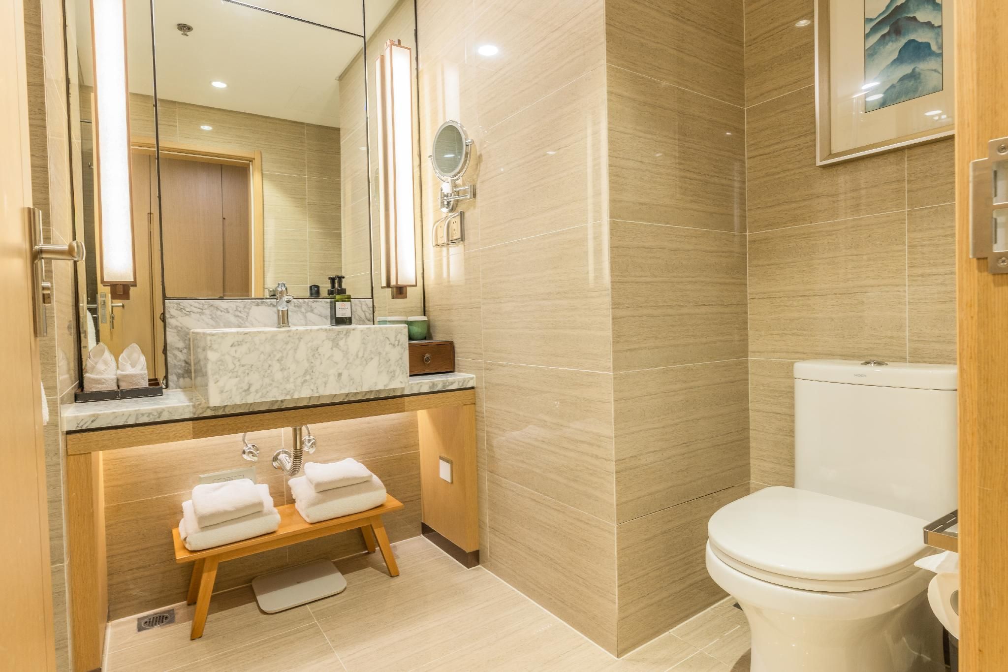 Century Runhua  Hotel 润华世纪酒店（济南西站国际会展中心店） King Suite with Sofa Bed 3