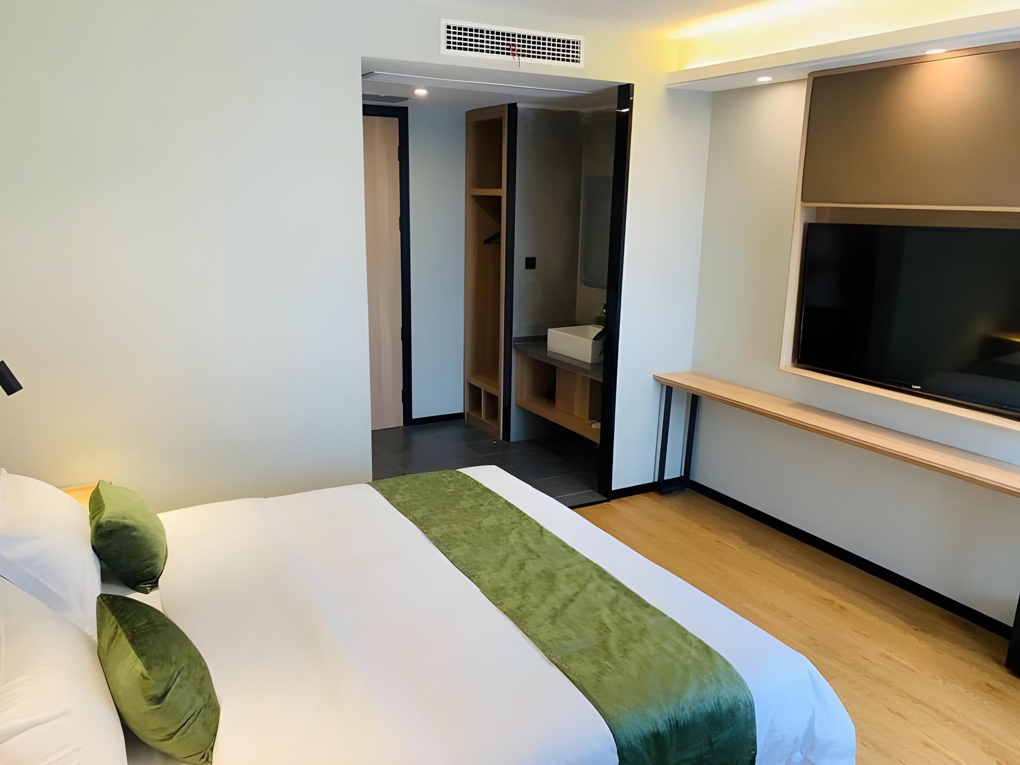 Queen Deluxe Room