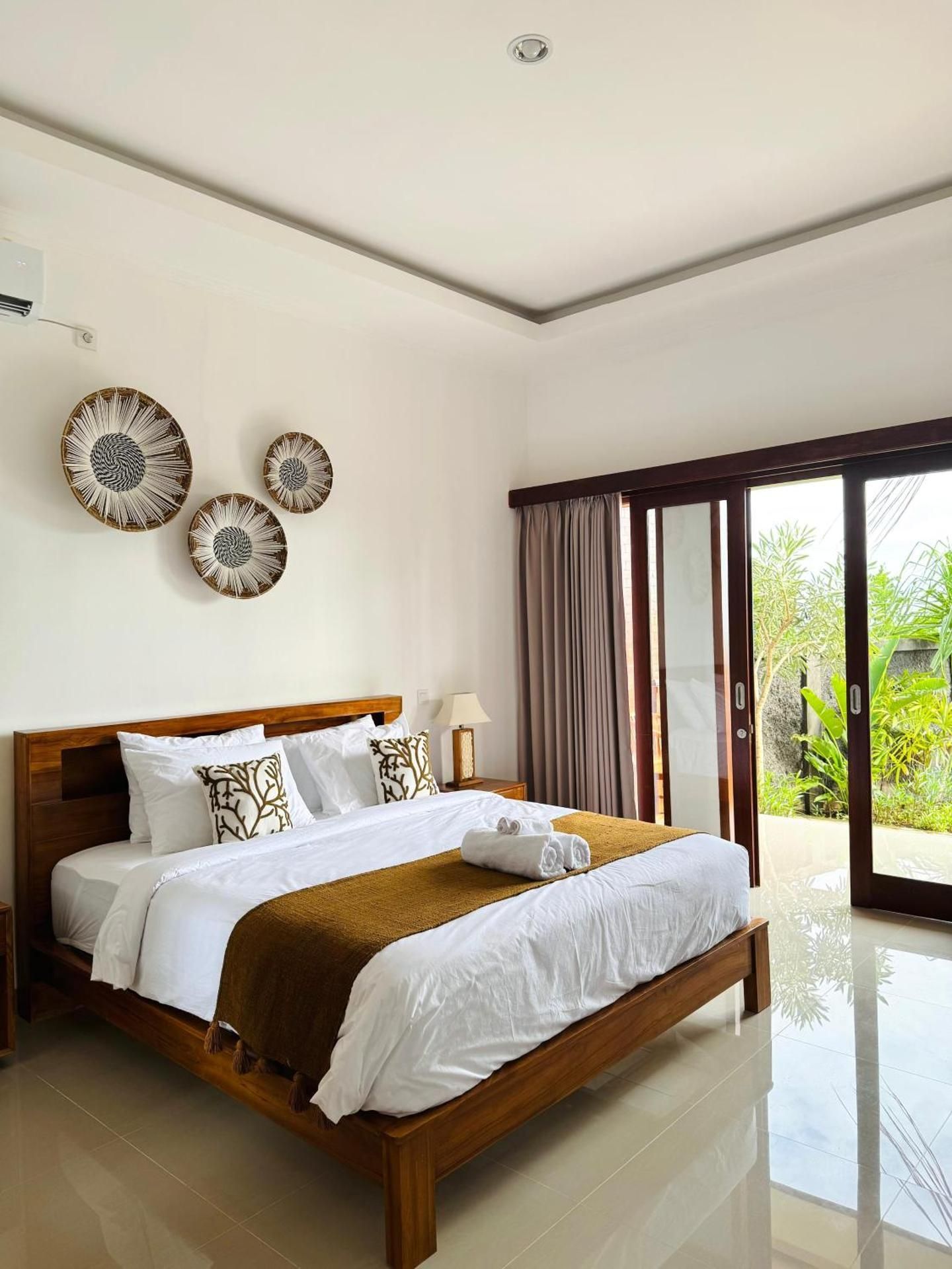 Deluxe Room (2 Adults + 1 Child)