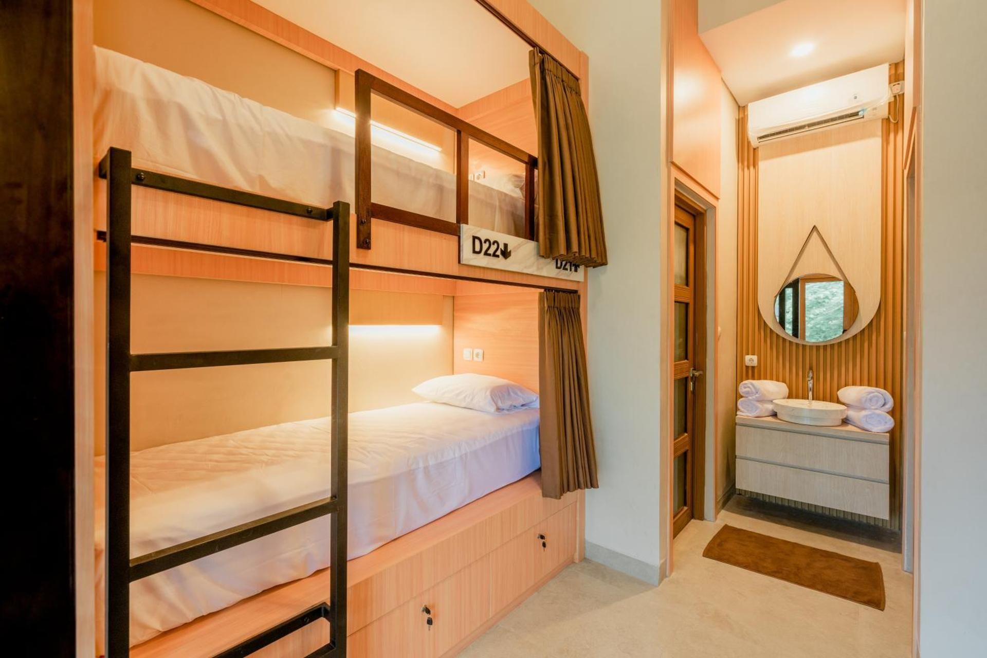 Single Bed in Mixed Dormitory Room