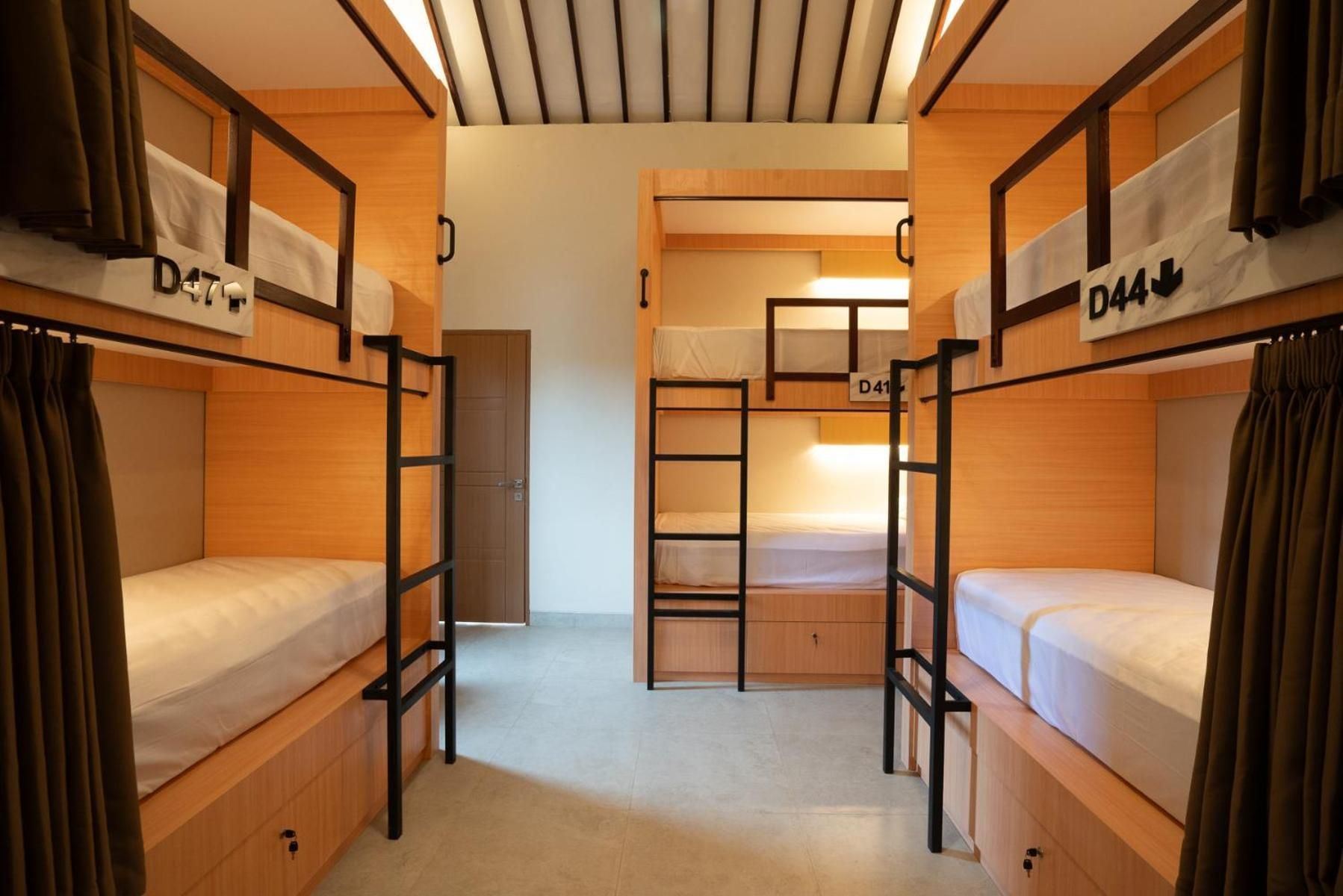 Single Bed in Mixed Dormitory Room