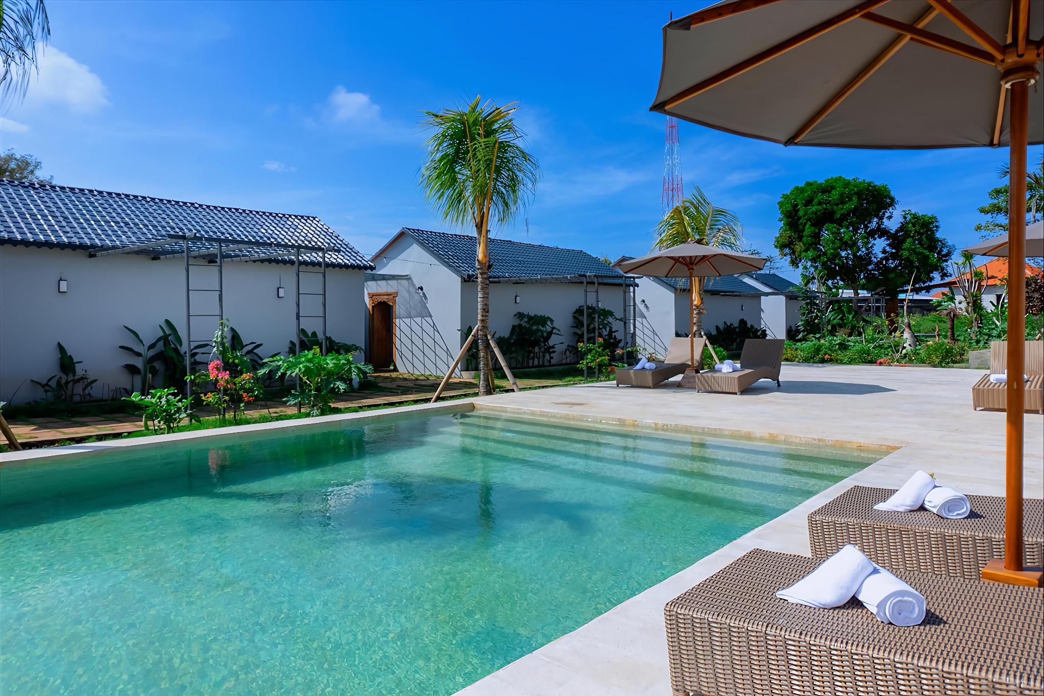 swimming pool [outdoor]