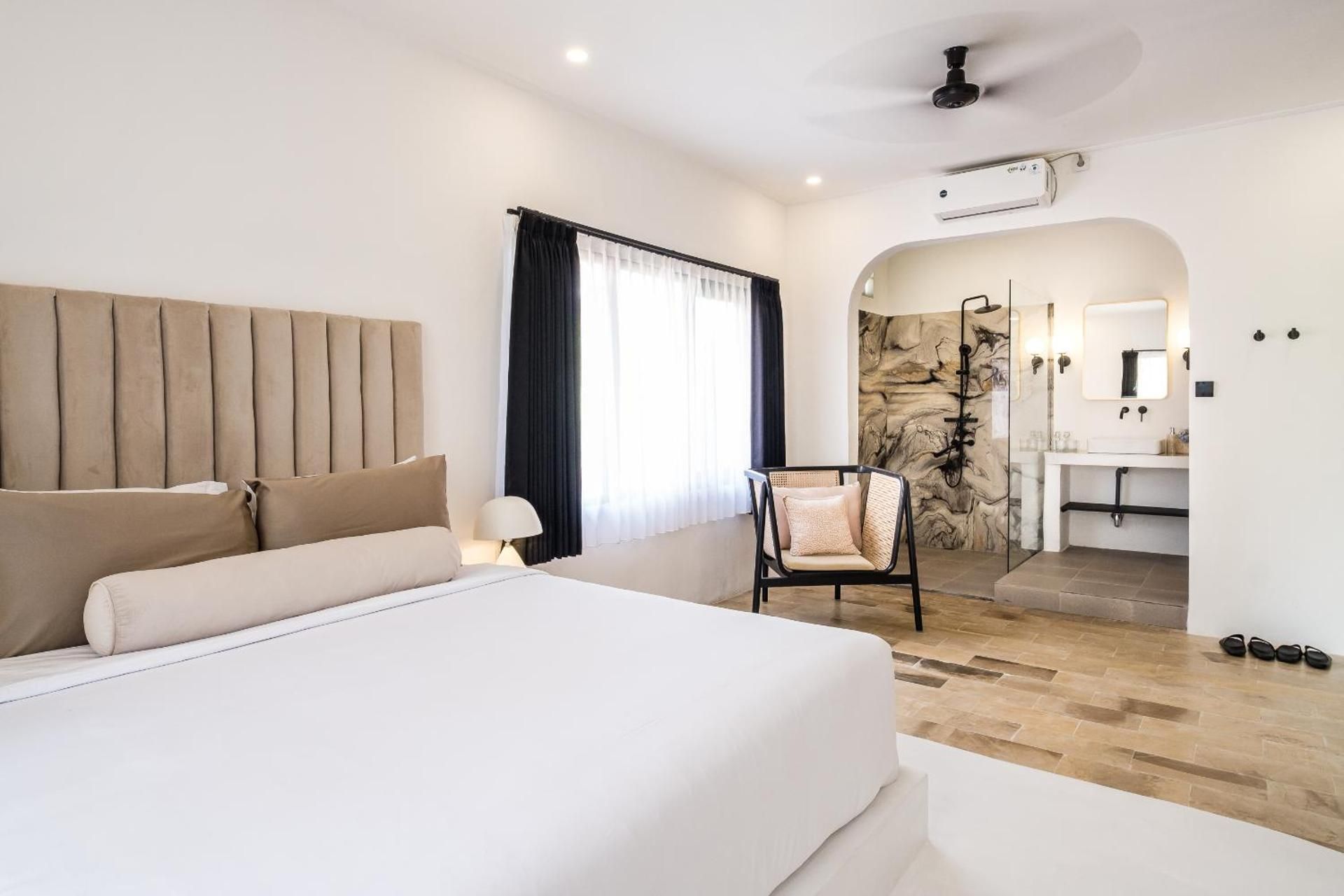 King Suite with Pool View