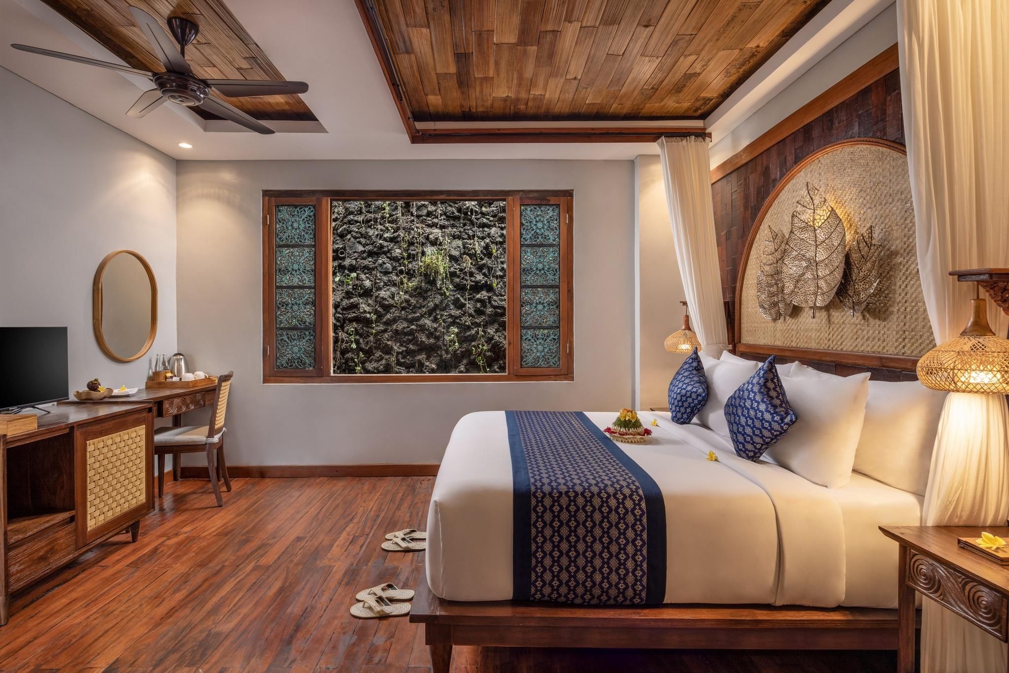 Honeymooner Rain Forest Deluxe Bathtub with Free Minibar