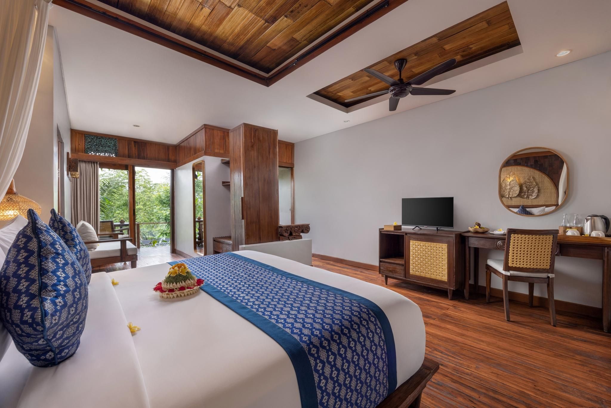 Honeymooner Rain Forest Deluxe Bathtub with Free Minibar