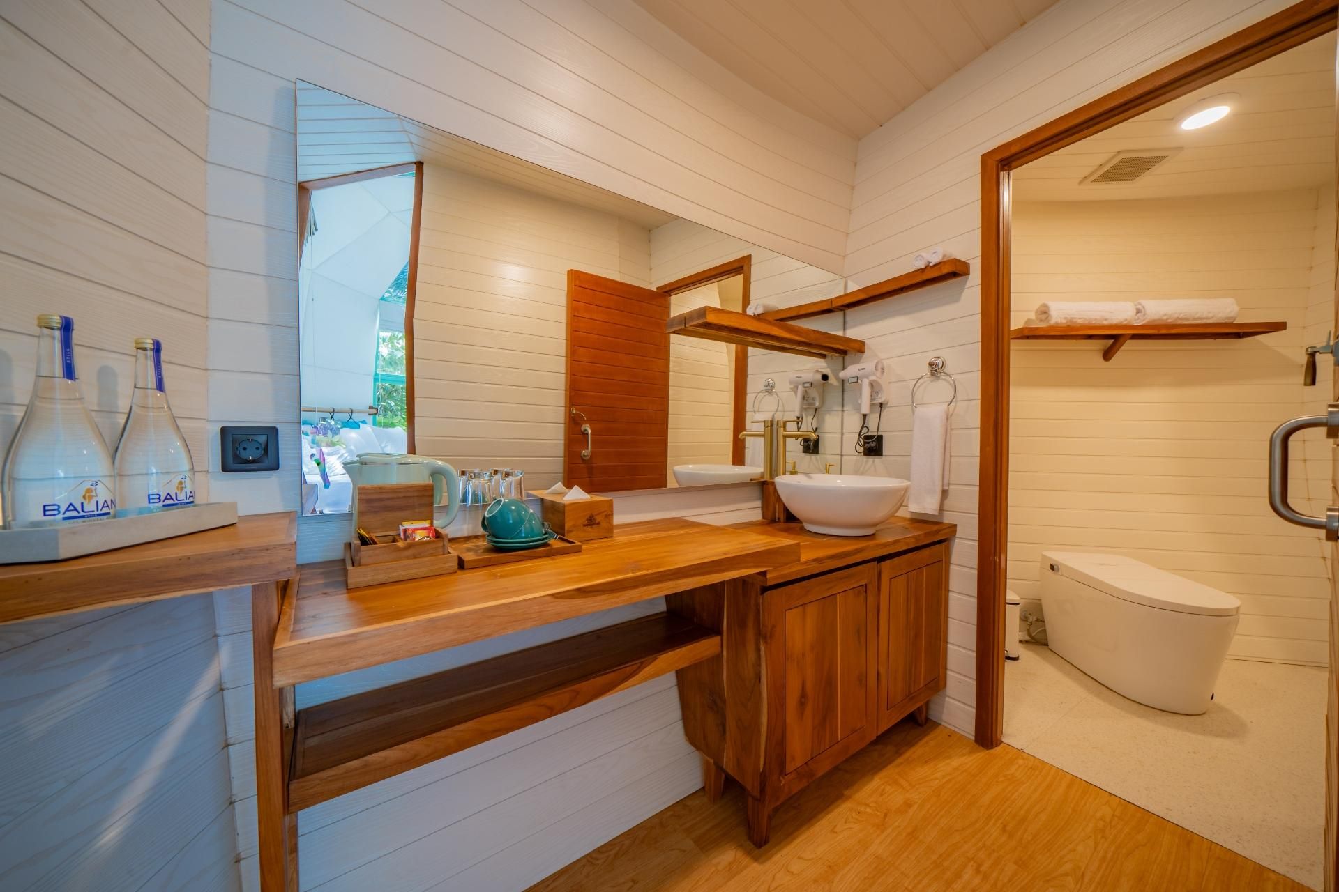 Queen Bed Room