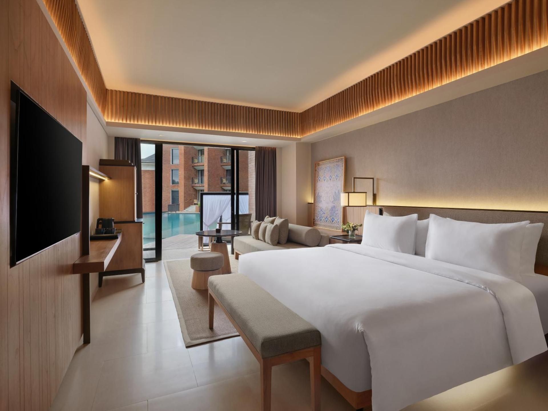 Superior Room, Balcony And Pool View - 1 King Bed