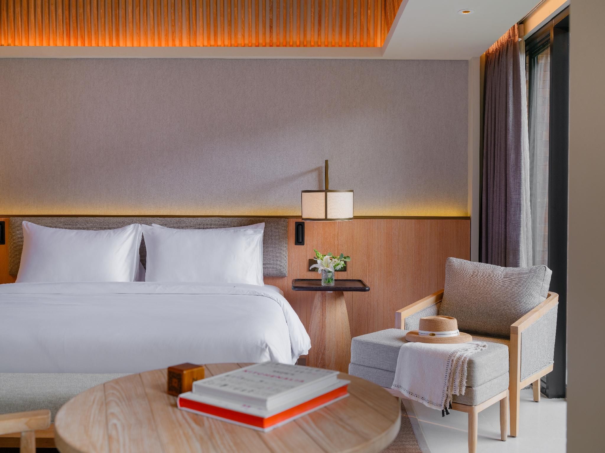Grand Deluxe Room, Balcony And Pool View - 1 King Bed