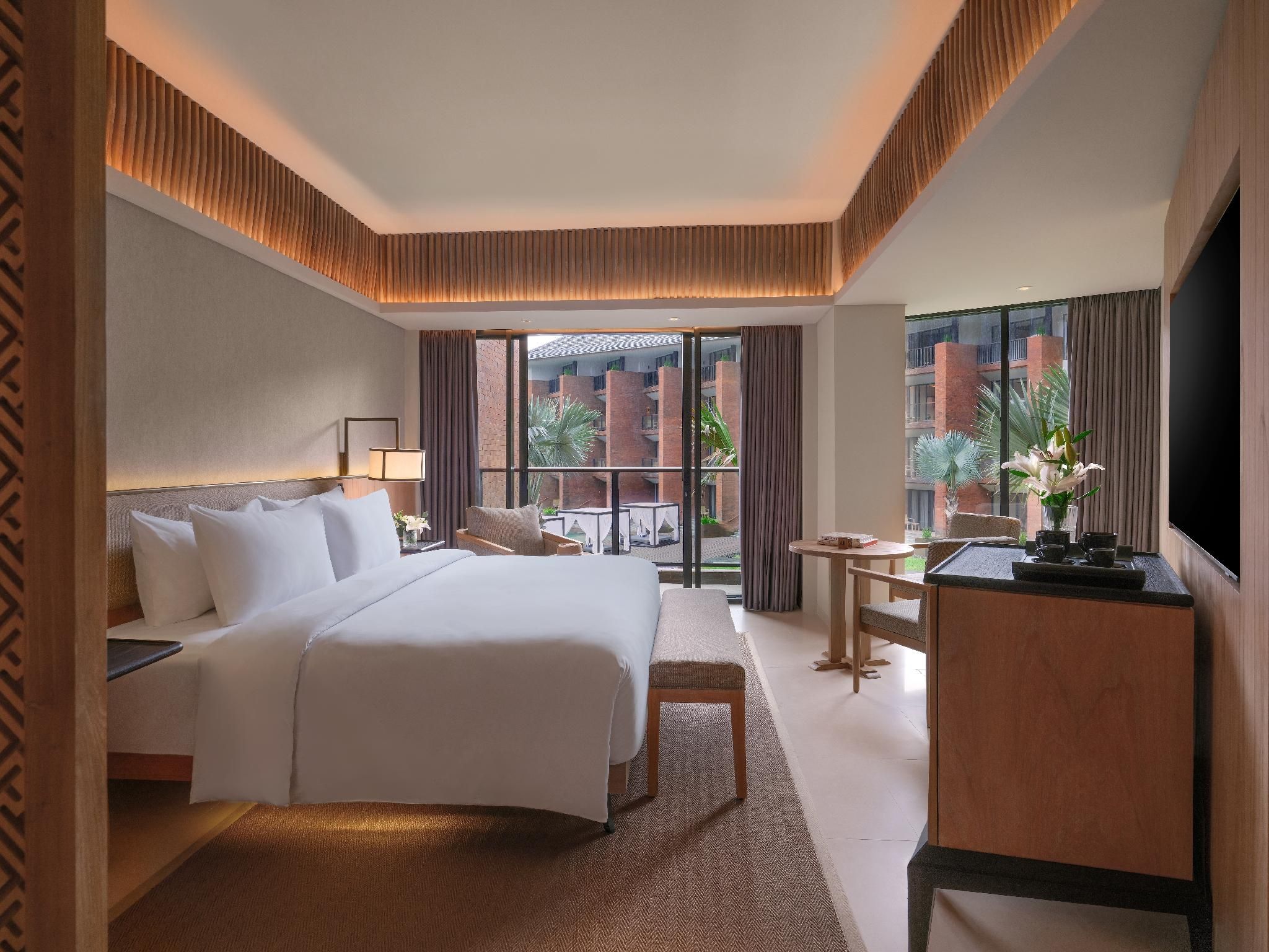 Grand Deluxe Room, Balcony And Pool View - 1 King Bed