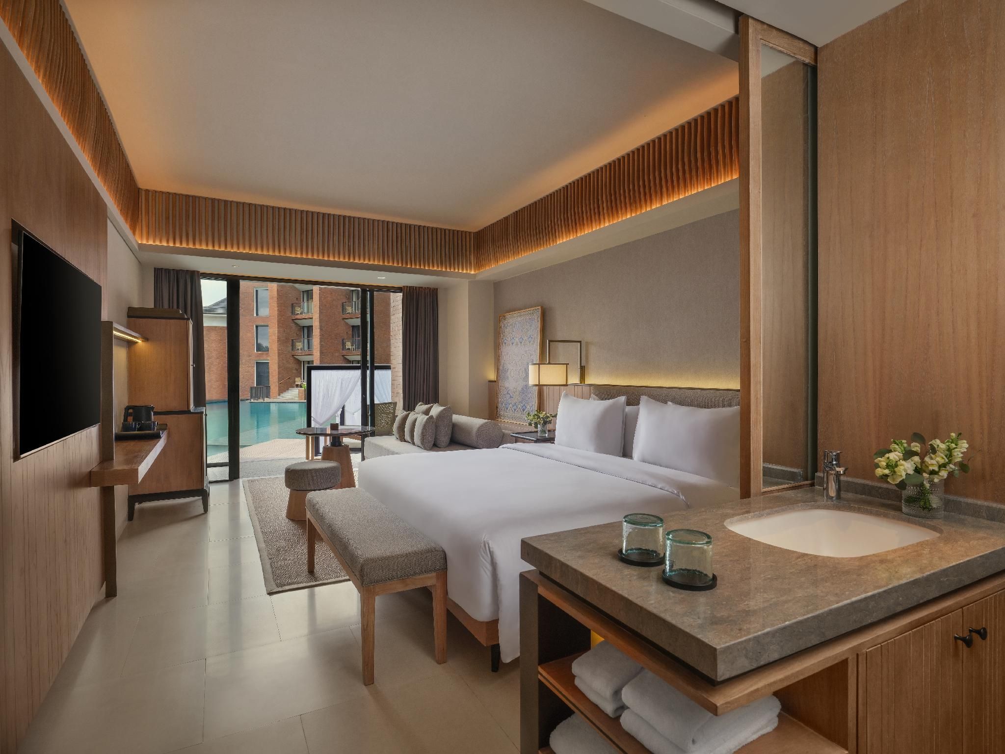 Superior Room, Balcony And Pool View - 1 King Bed