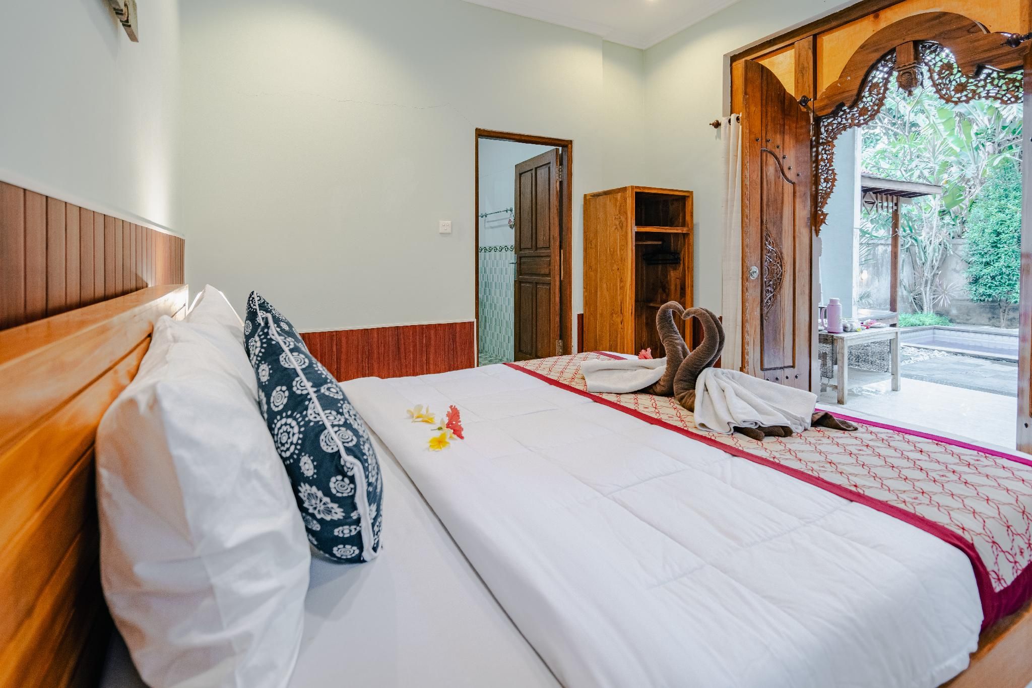 Deluxe - 1 Queen Bed