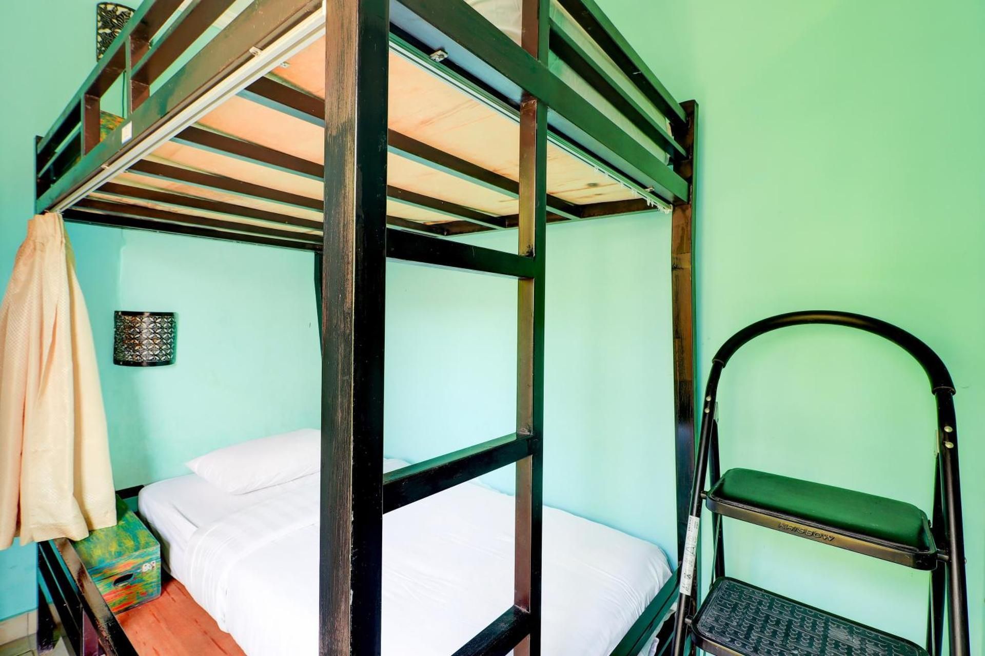 1 Person in Dormitory - Female Only