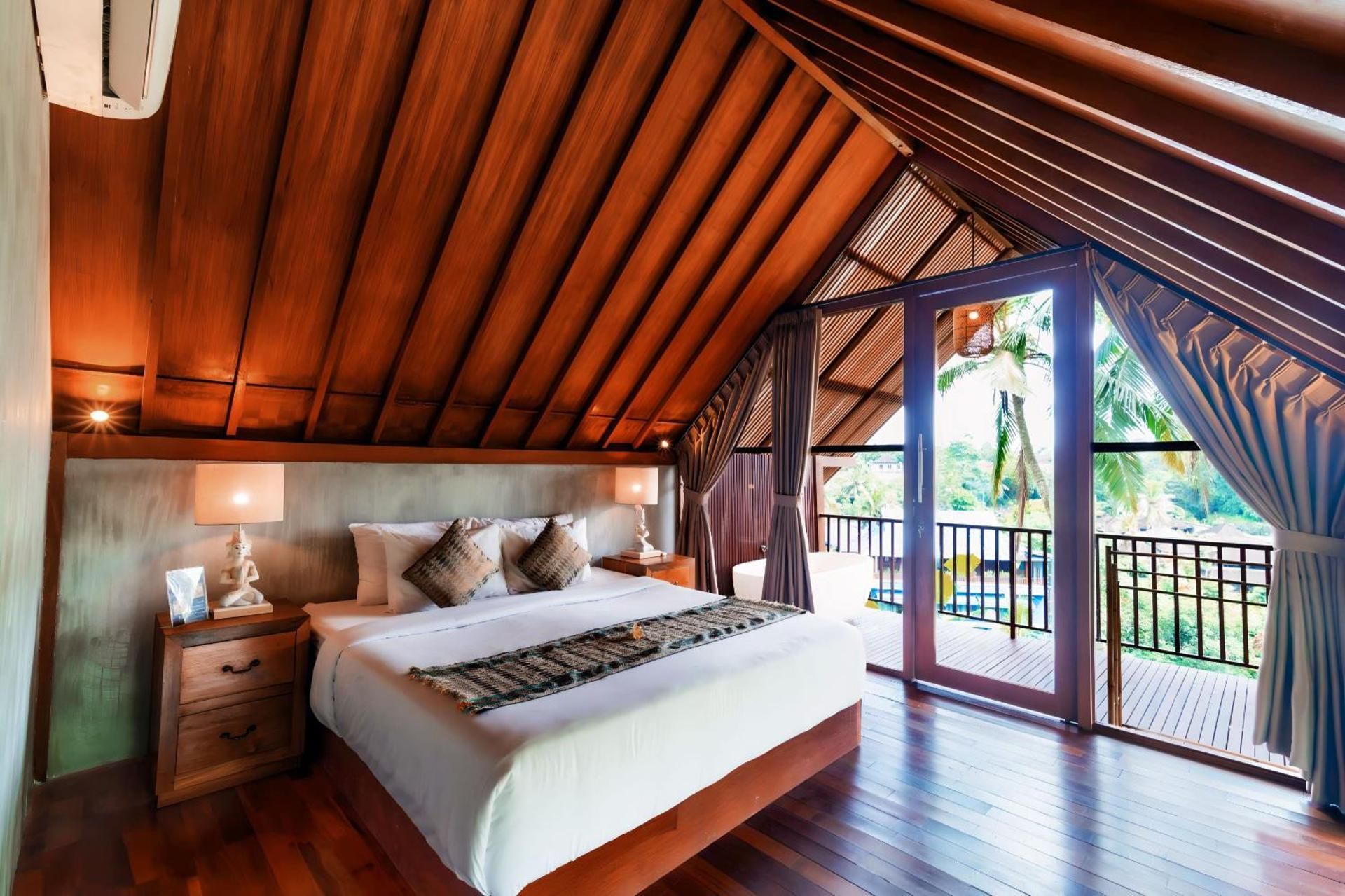 Deluxe Queen Room