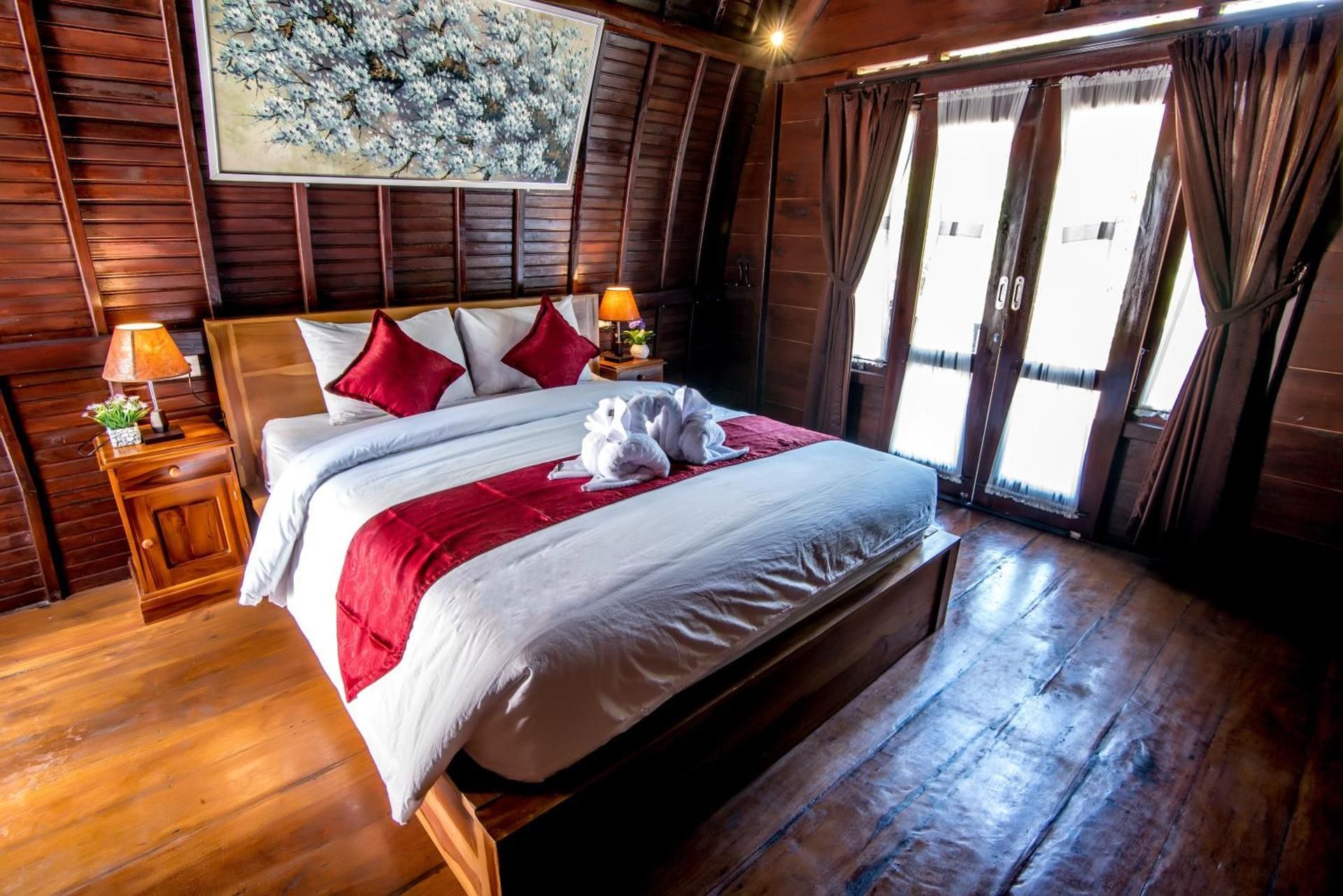 Deluxe Room (2 Adults + 1 Child)
