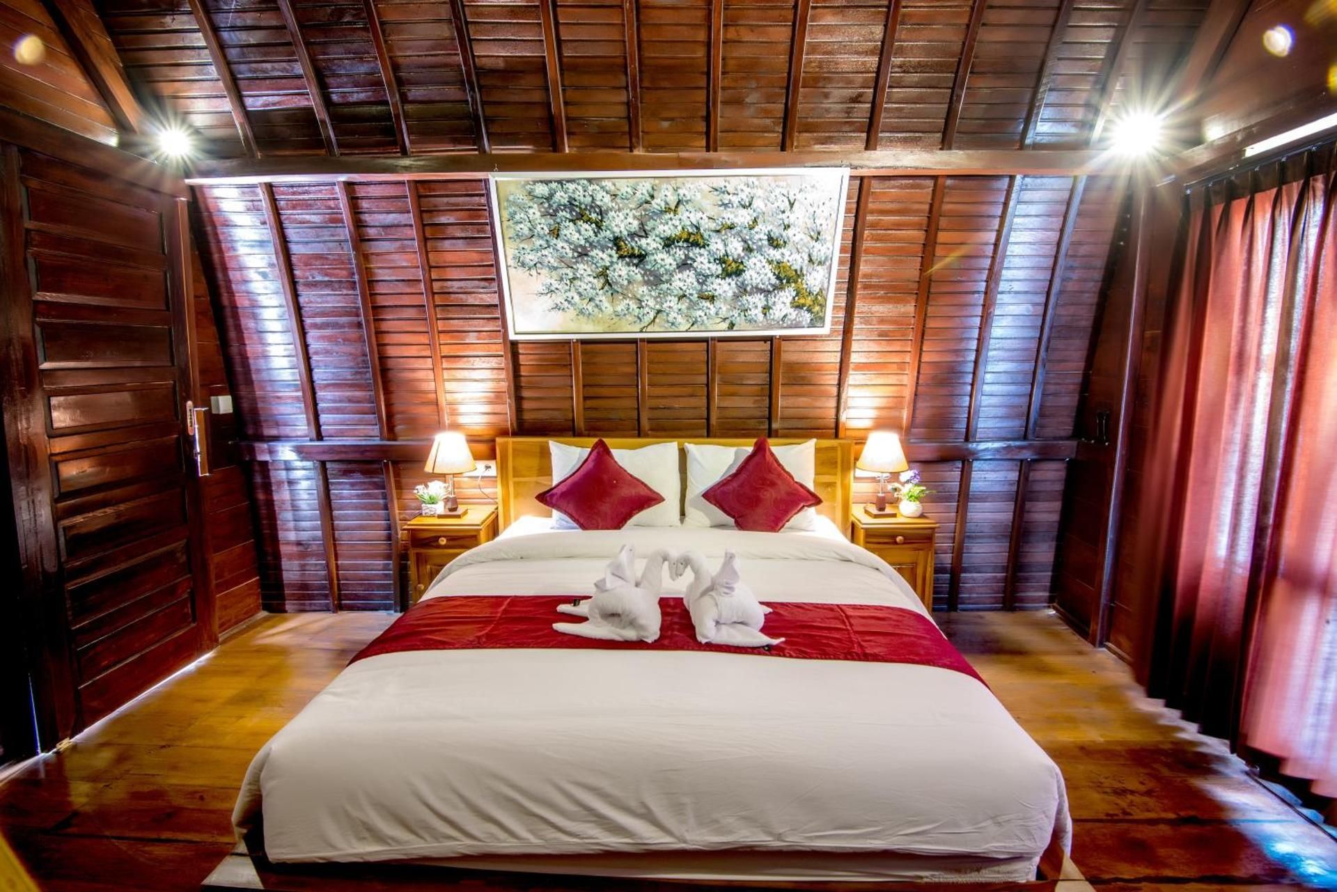 Deluxe Room (2 Adults + 1 Child)