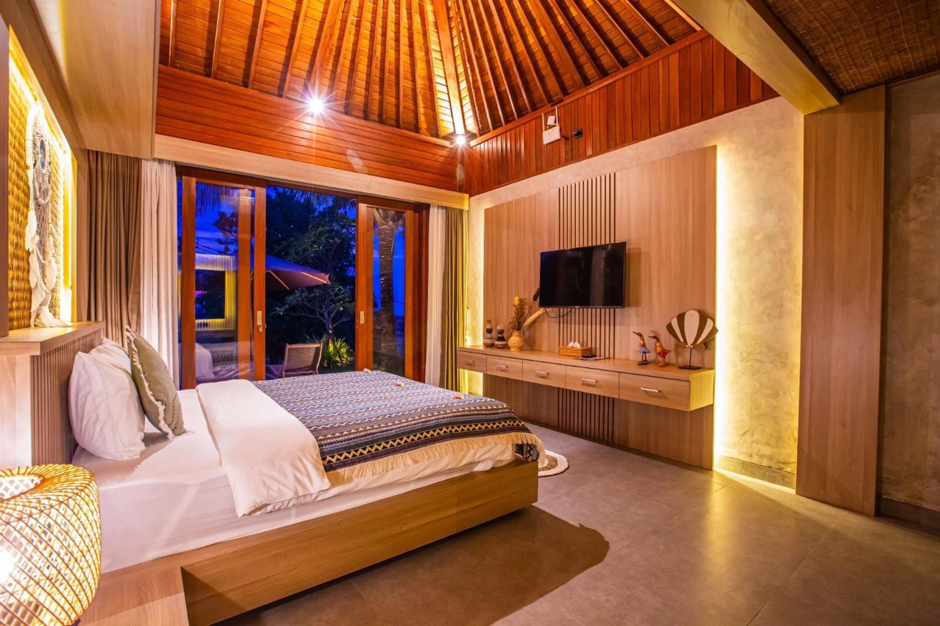 Deluxe Double Room with Side Sea View