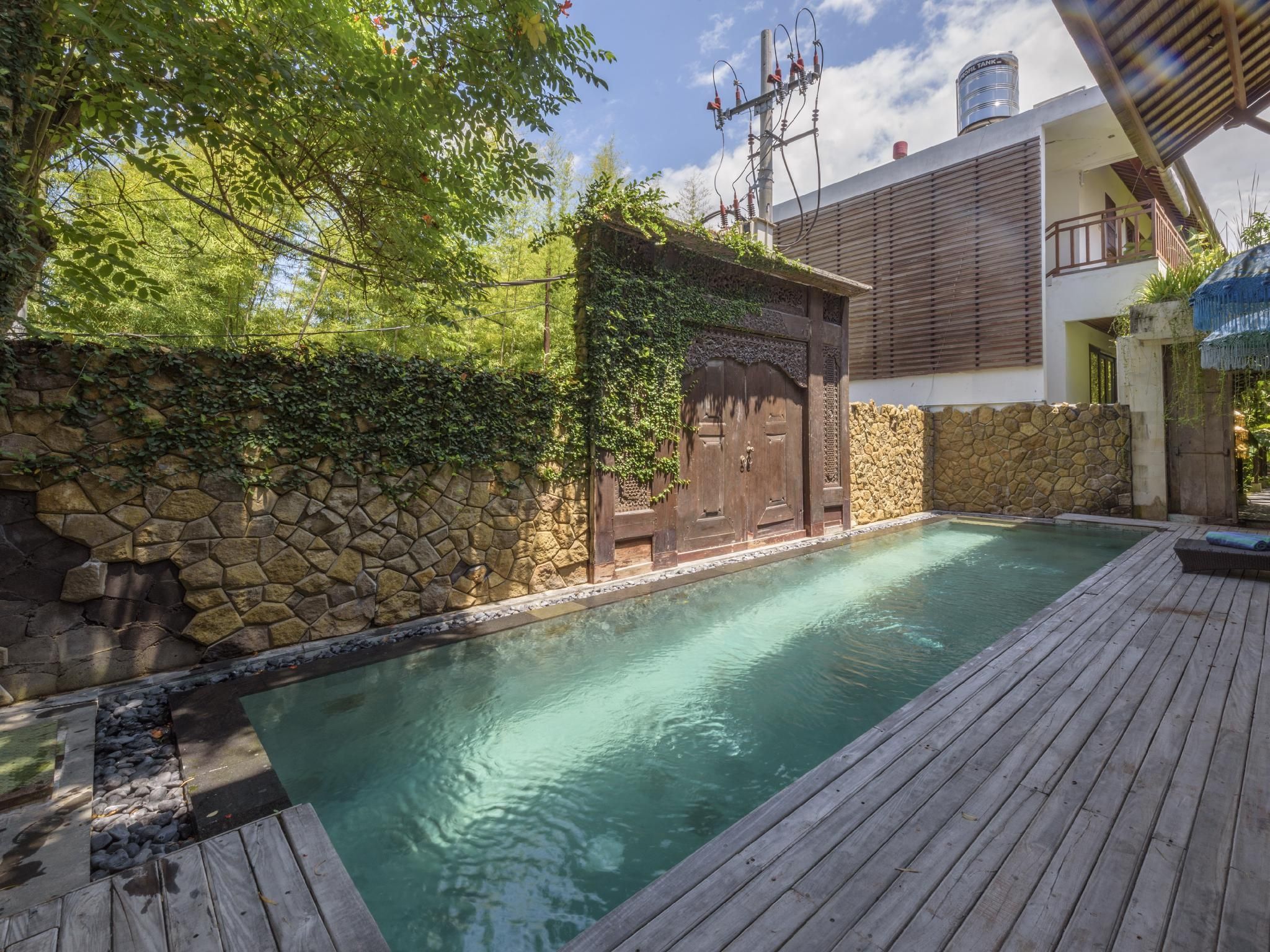 swimming pool [outdoor]