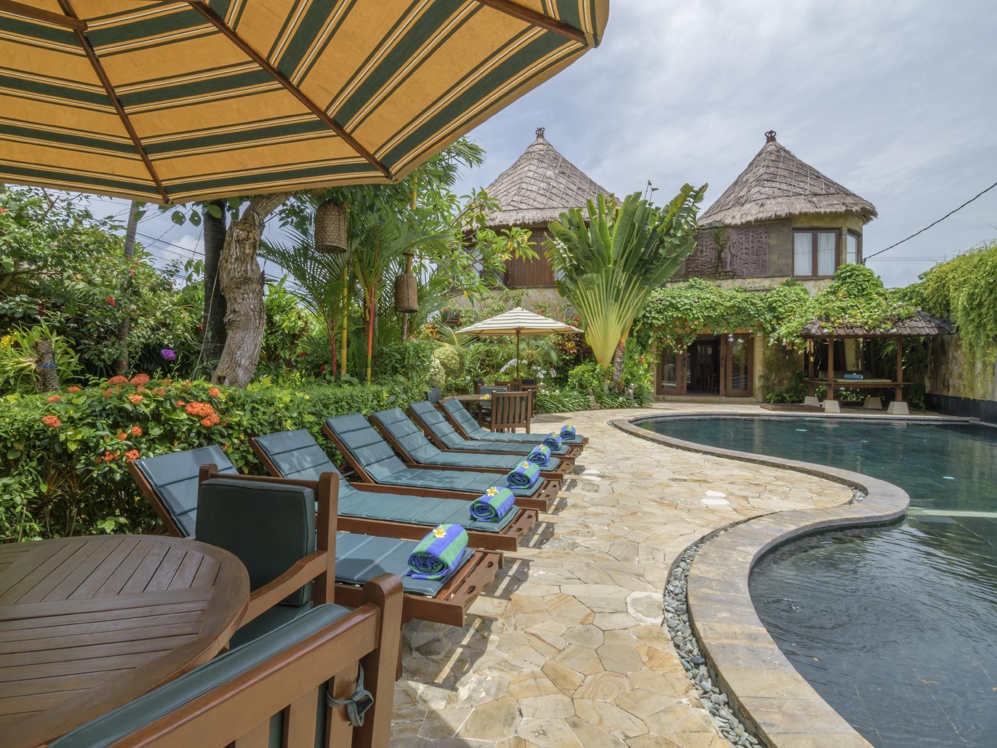 swimming pool [outdoor]