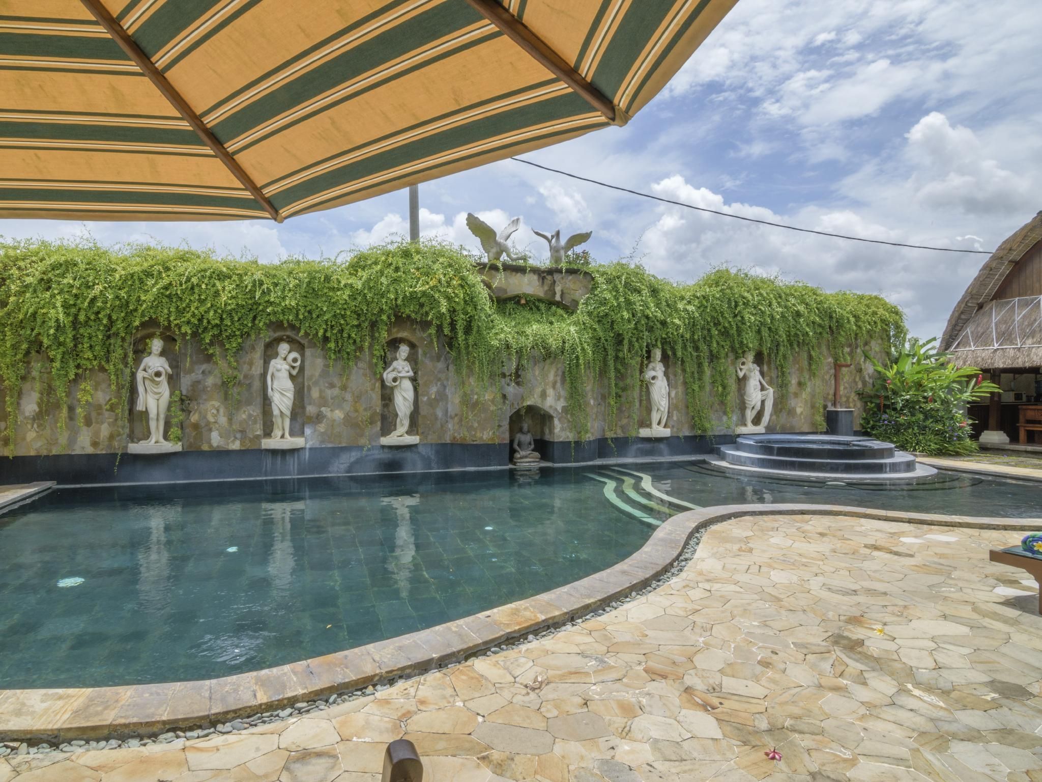 swimming pool [outdoor]