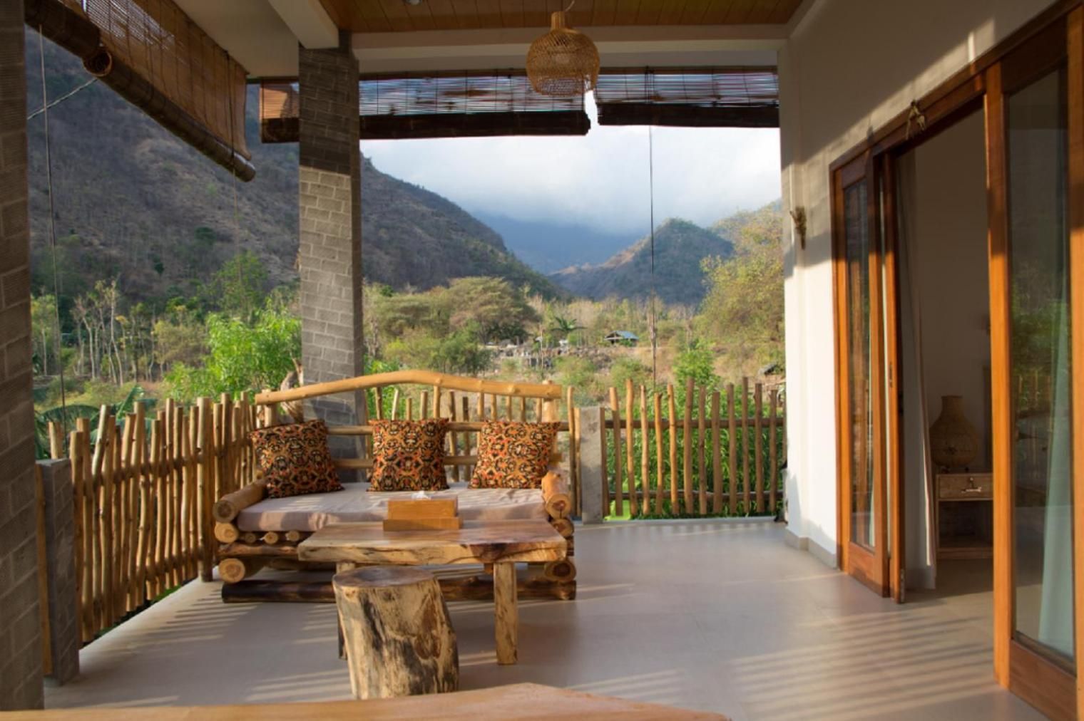 Apartment with Mountain View