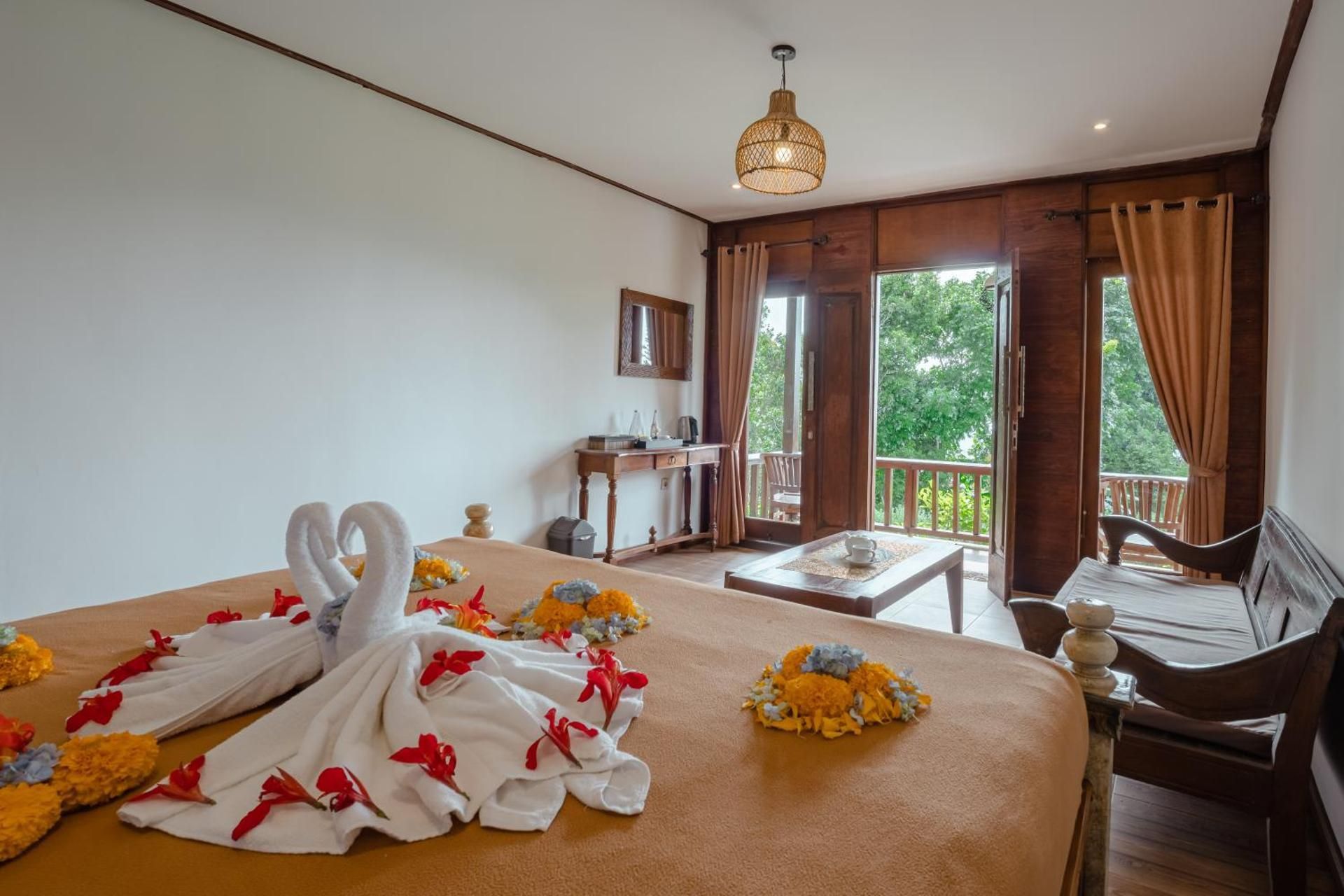 Deluxe Double Room (2 Adults + 1 Child)