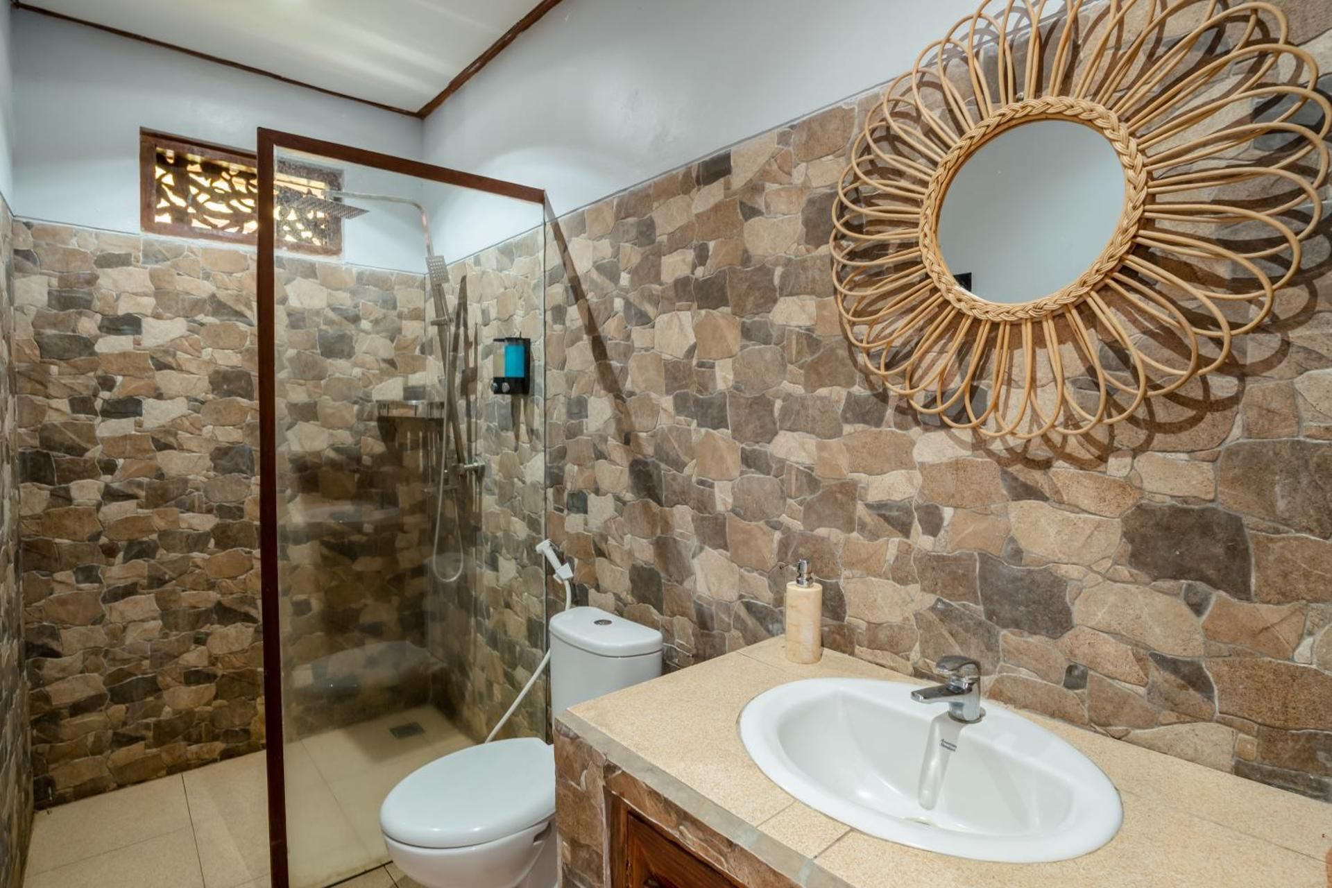 Deluxe Double Room (2 Adults + 1 Child)