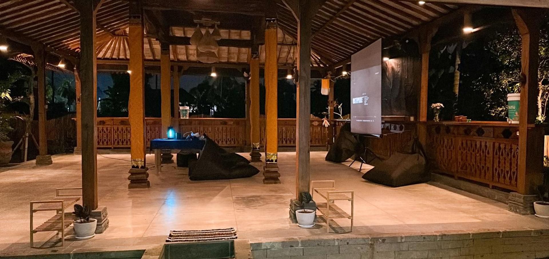 shared lounge/tv area