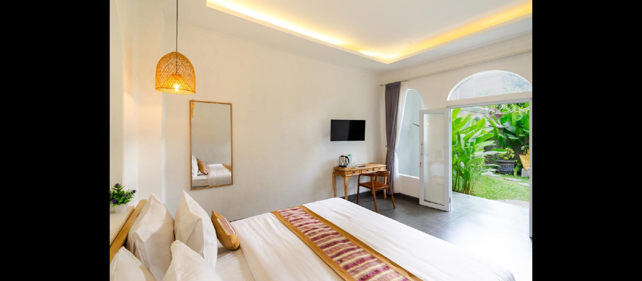 Deluxe Pool