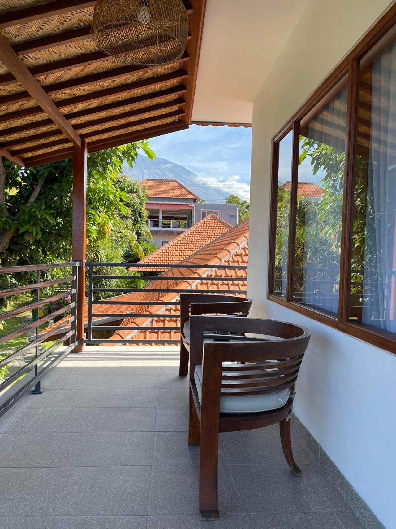 Deluxe Double Room with Side Sea View