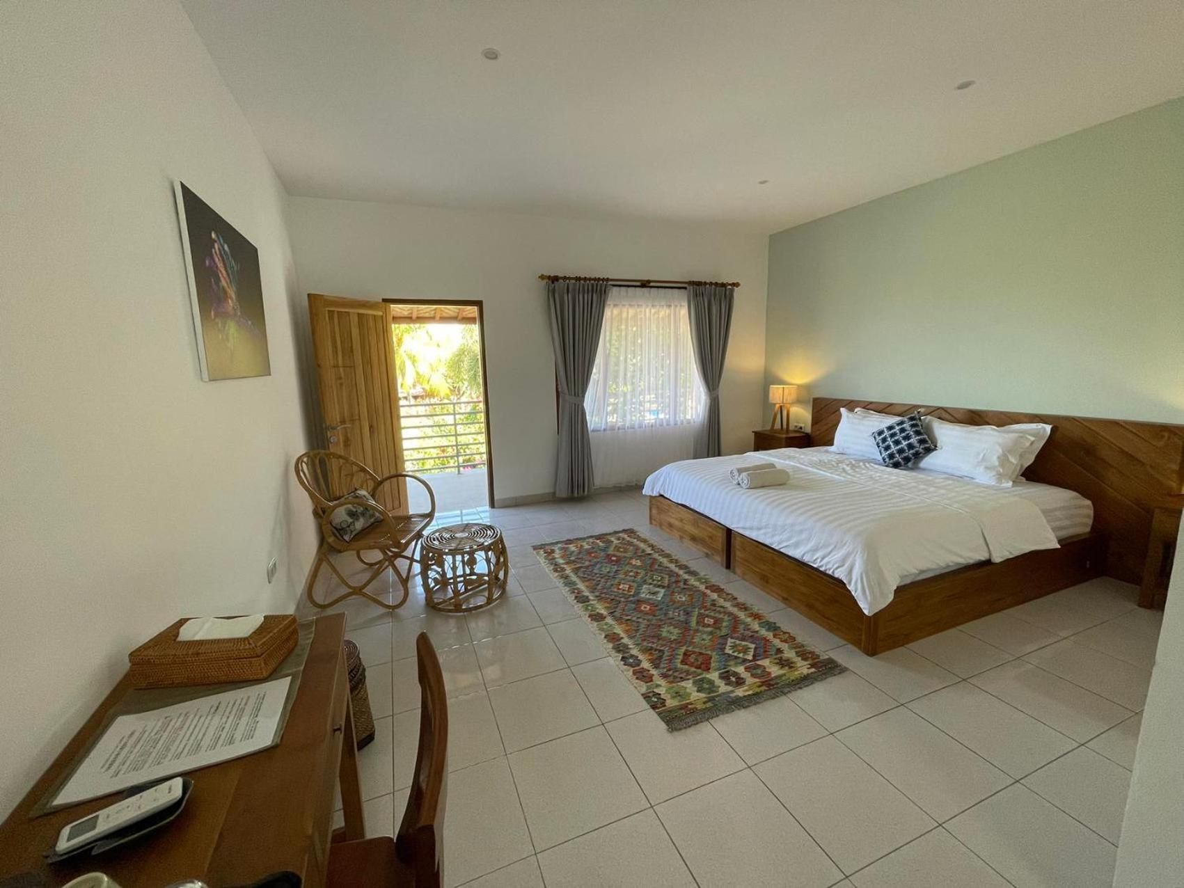 Deluxe Double Room with Side Sea View