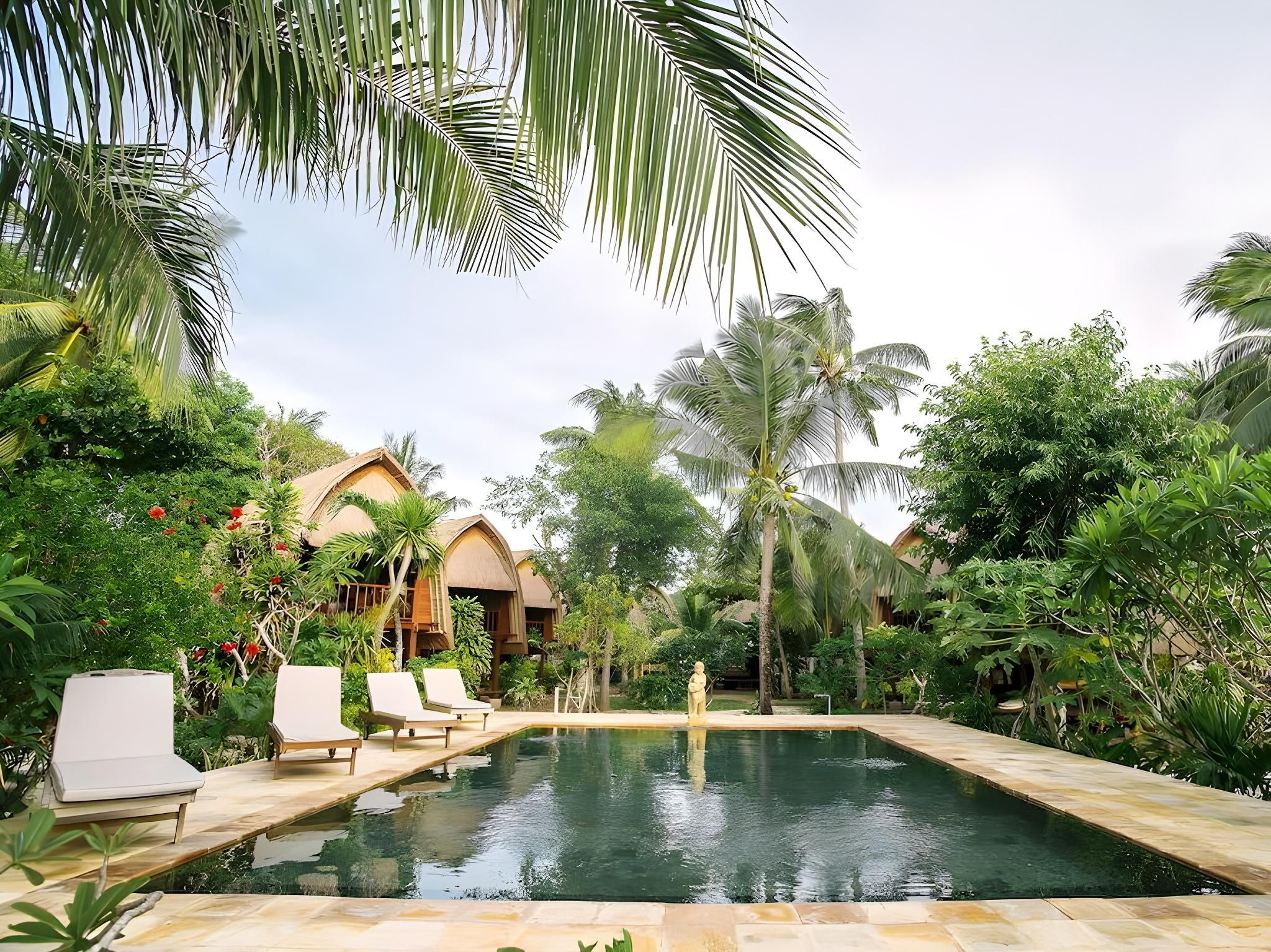 swimming pool [outdoor]