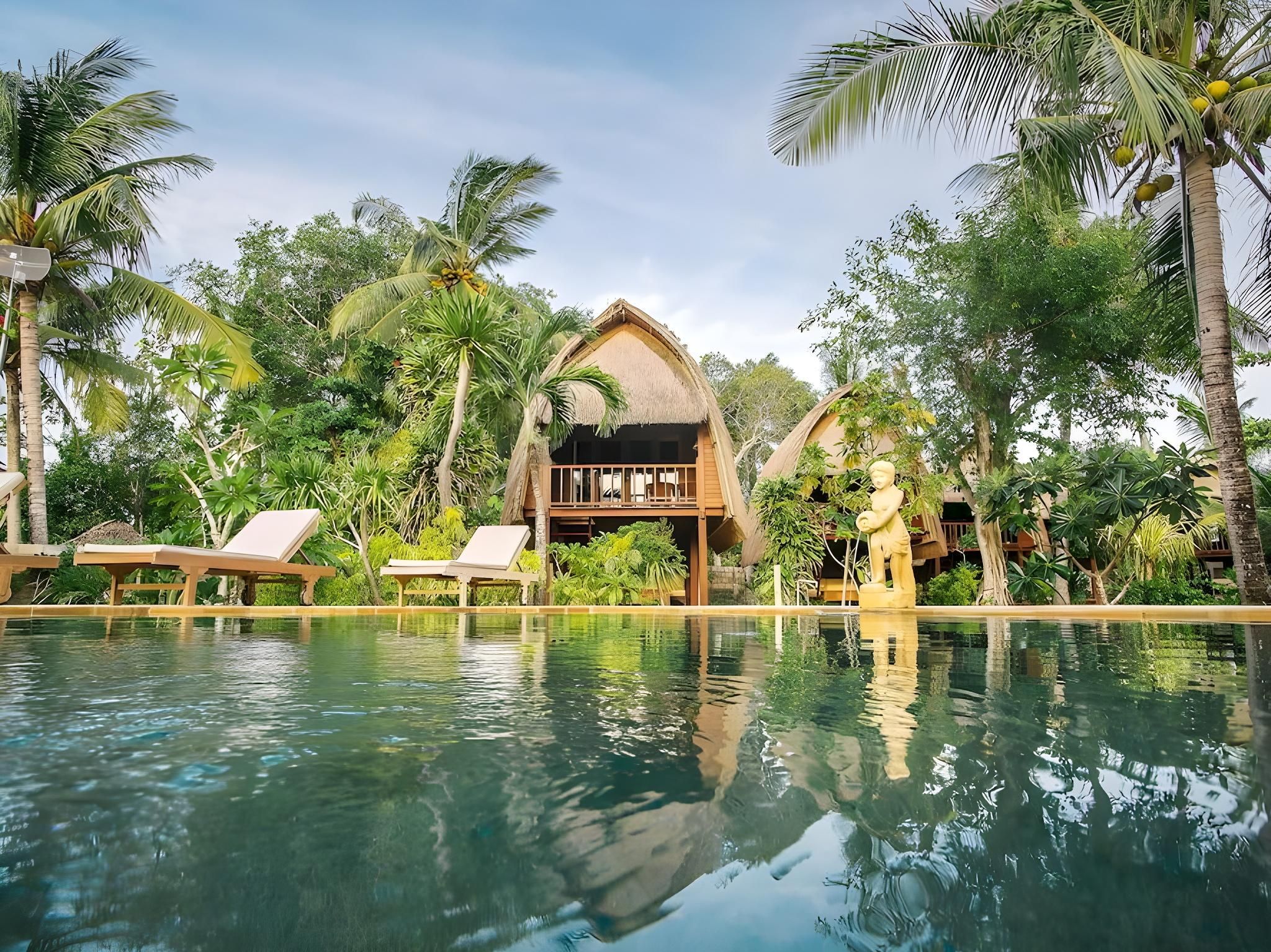 swimming pool [outdoor]