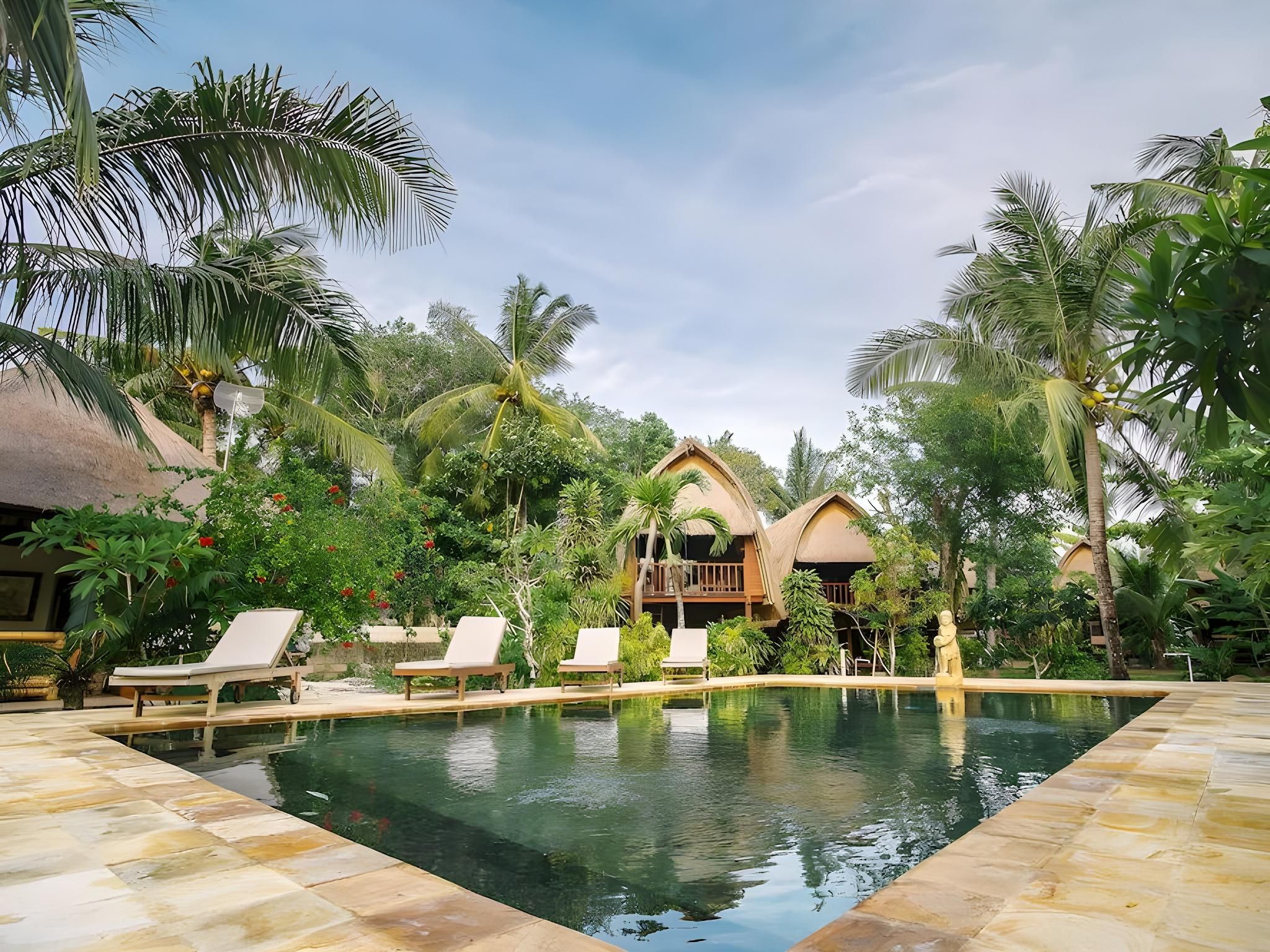 swimming pool [outdoor]