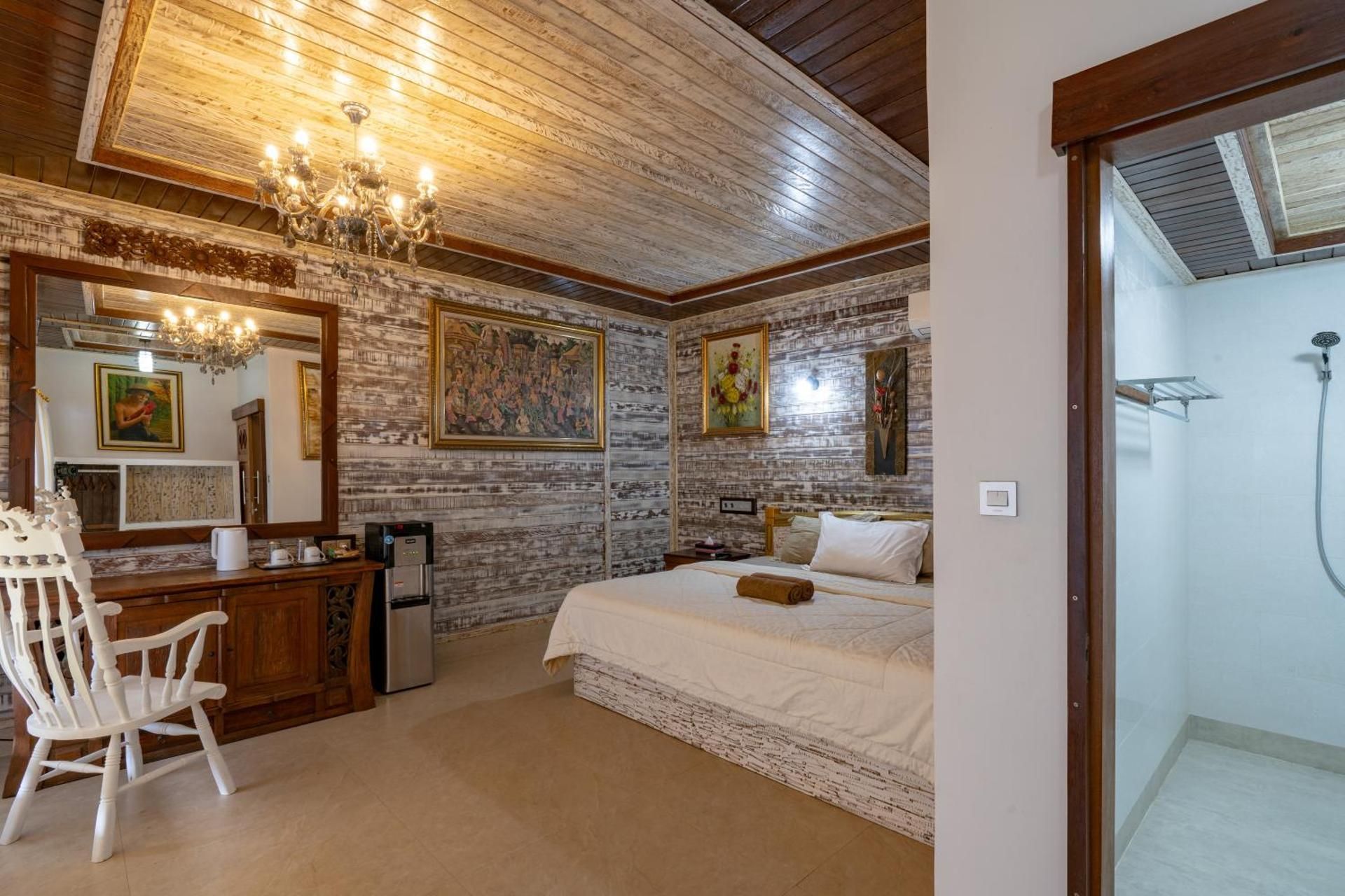 Deluxe Double Room with Side Sea View