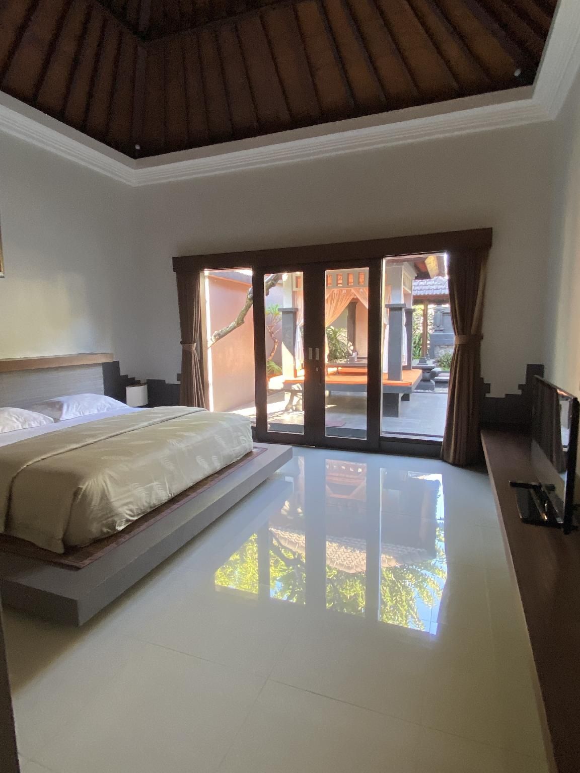 Guest Room - King Bed