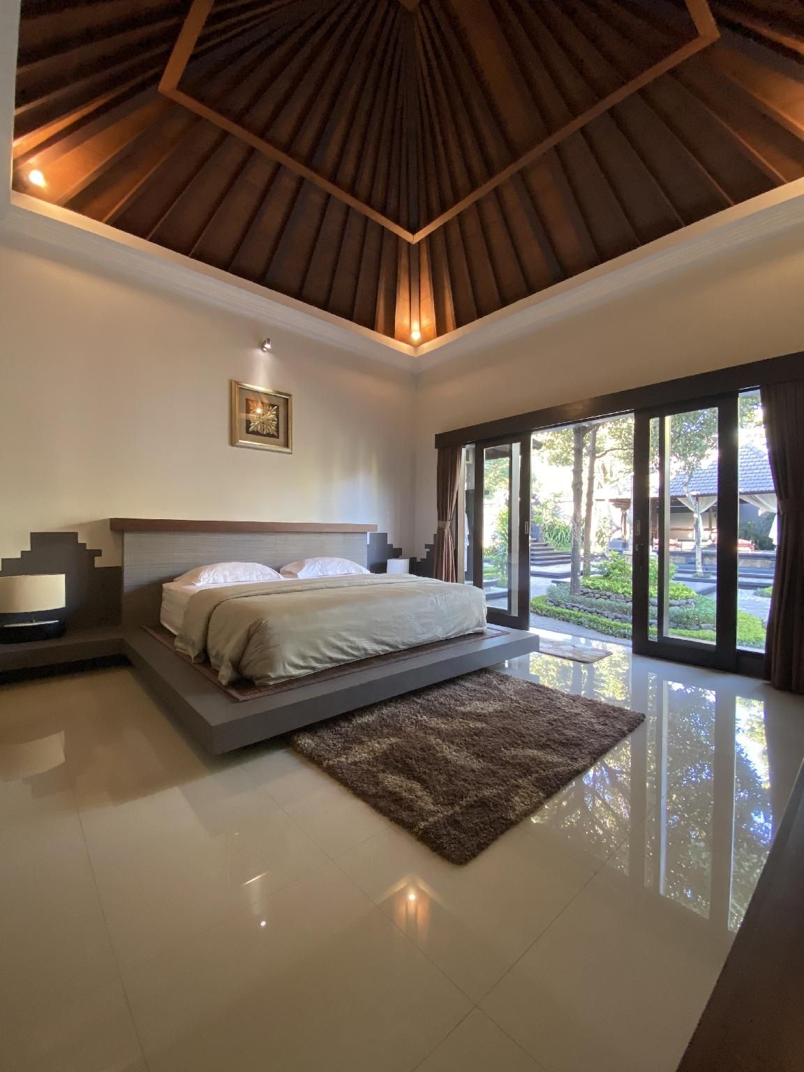 Guest Room - King Bed