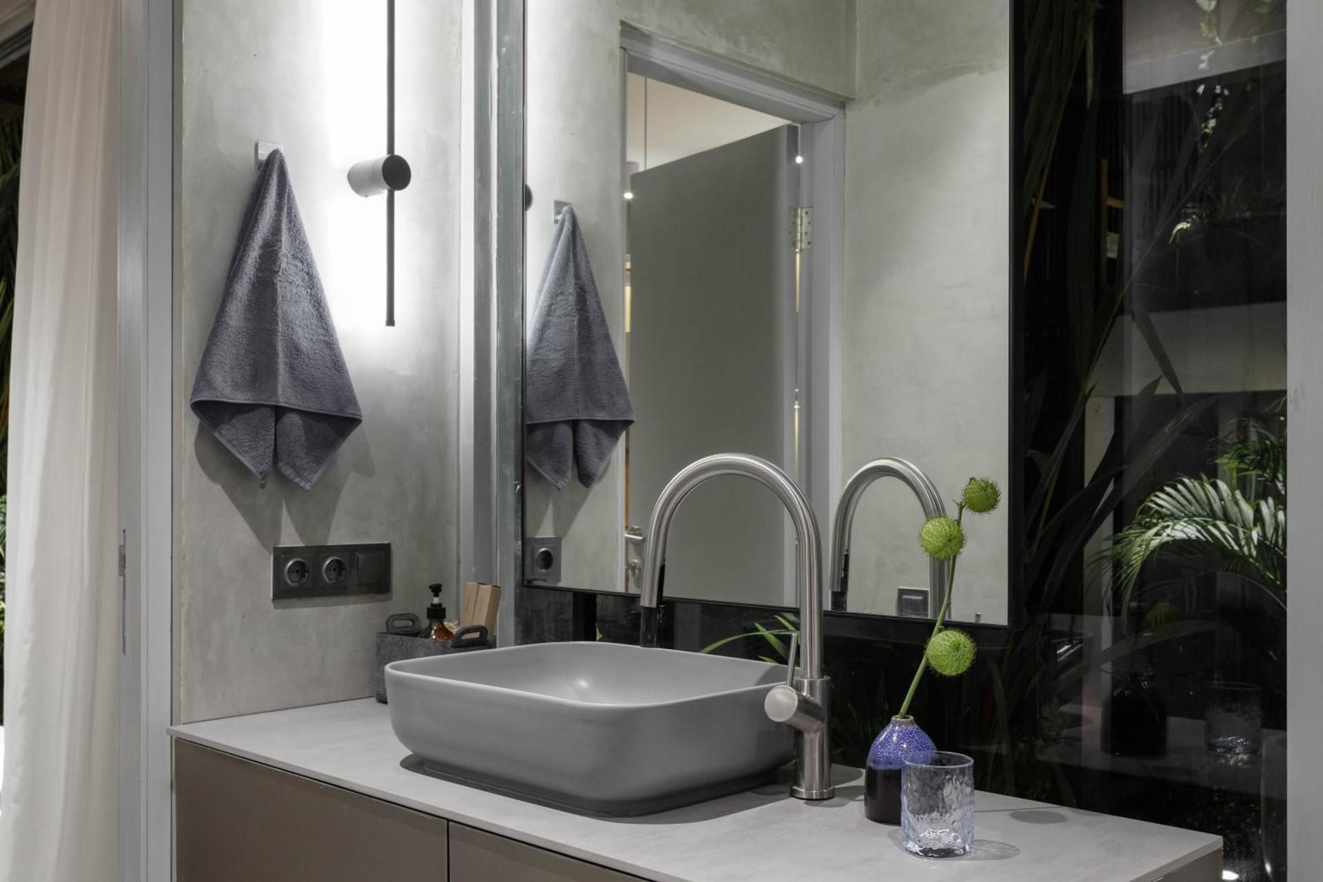 Studio Bathtub Double Bed