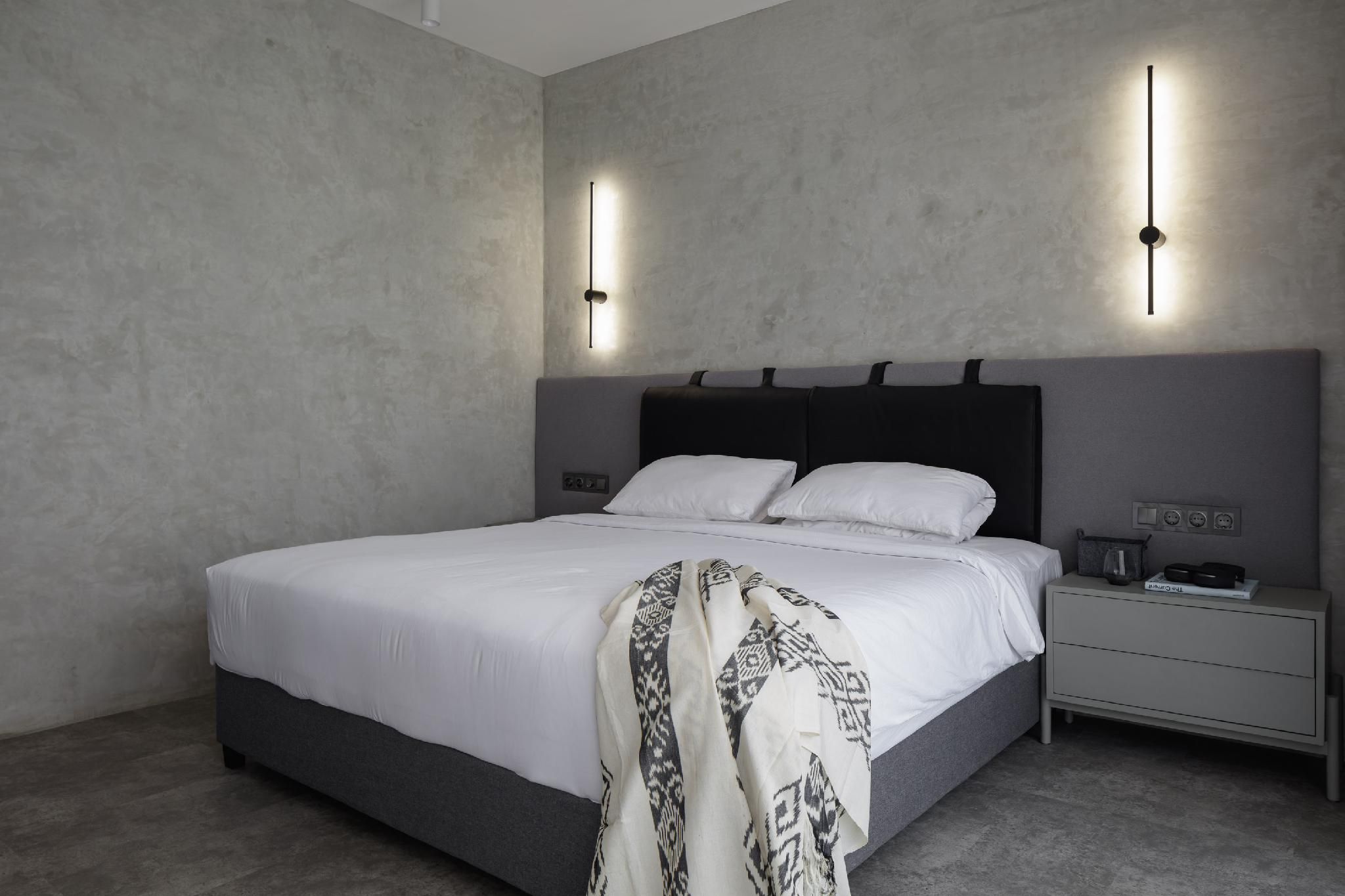 Studio Bathtub Double Bed