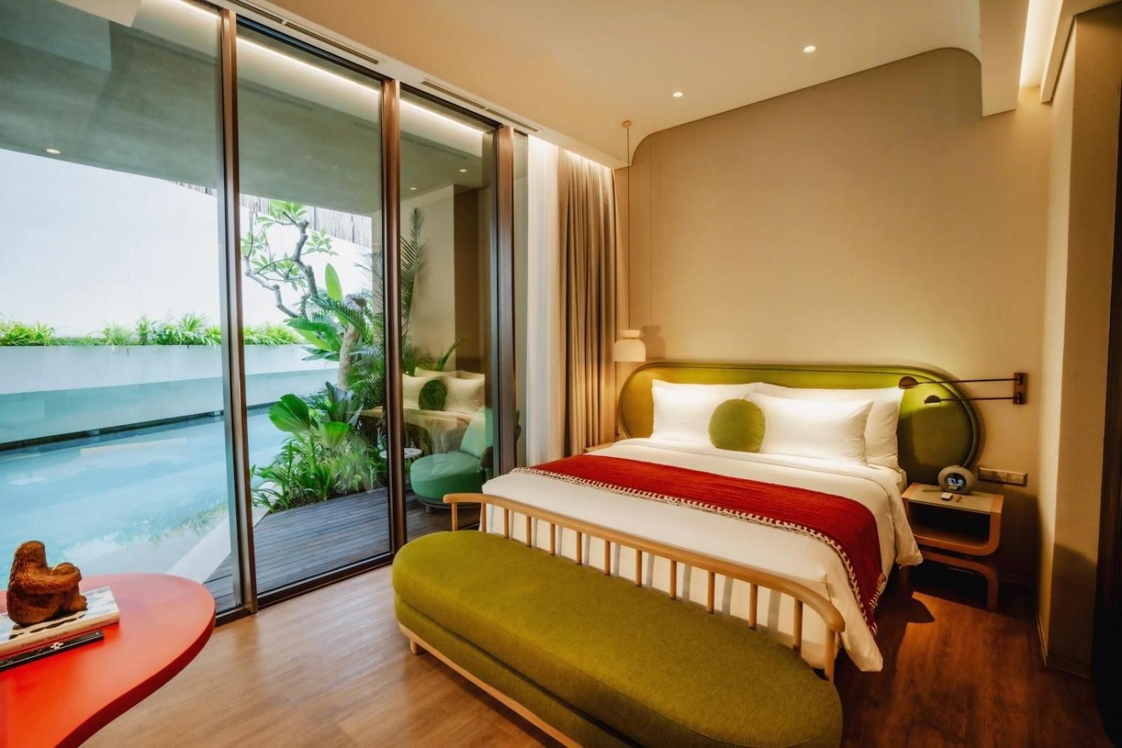 Tropical Studio King