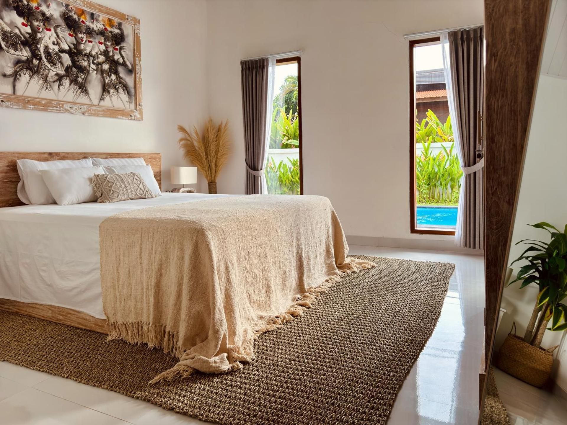 King Suite with Pool View