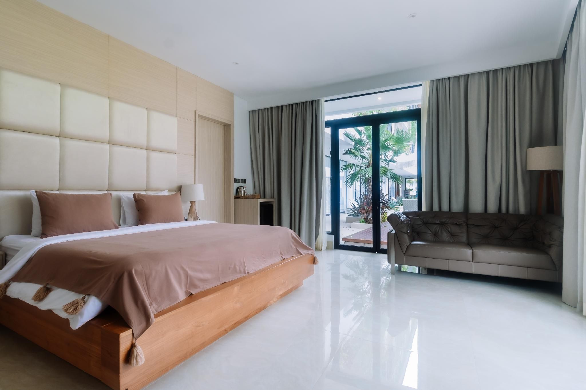 Executive with Garden and Pool Access