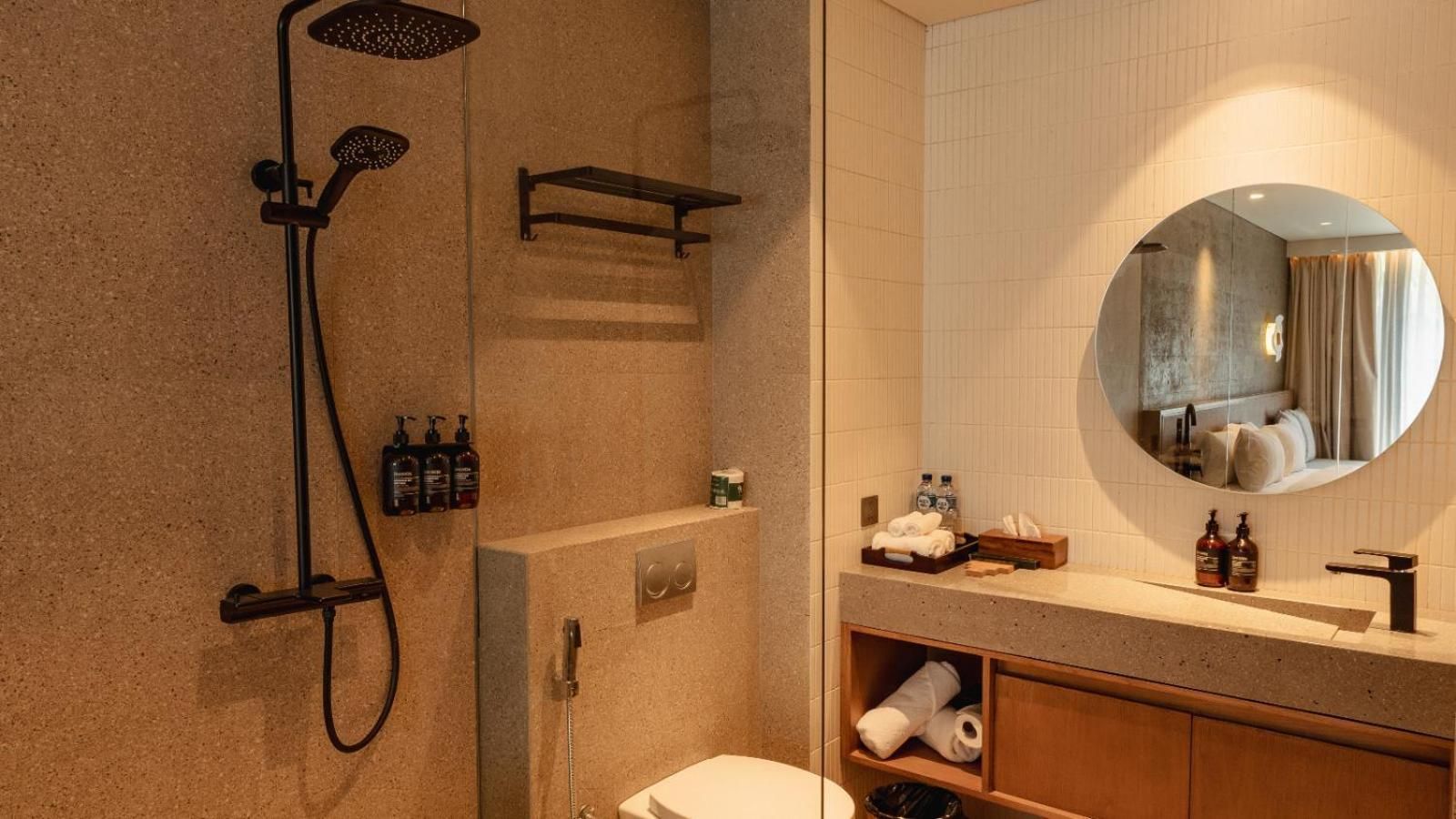 Deluxe Pool Access with Bathtub