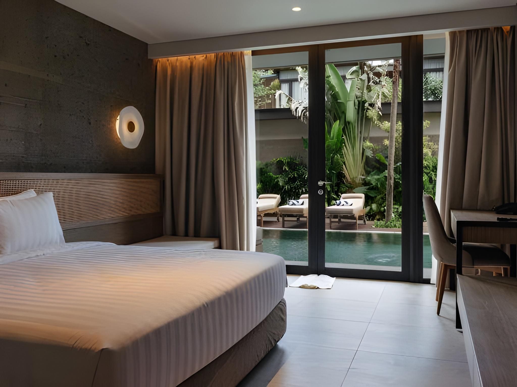 Deluxe Pool Access Room