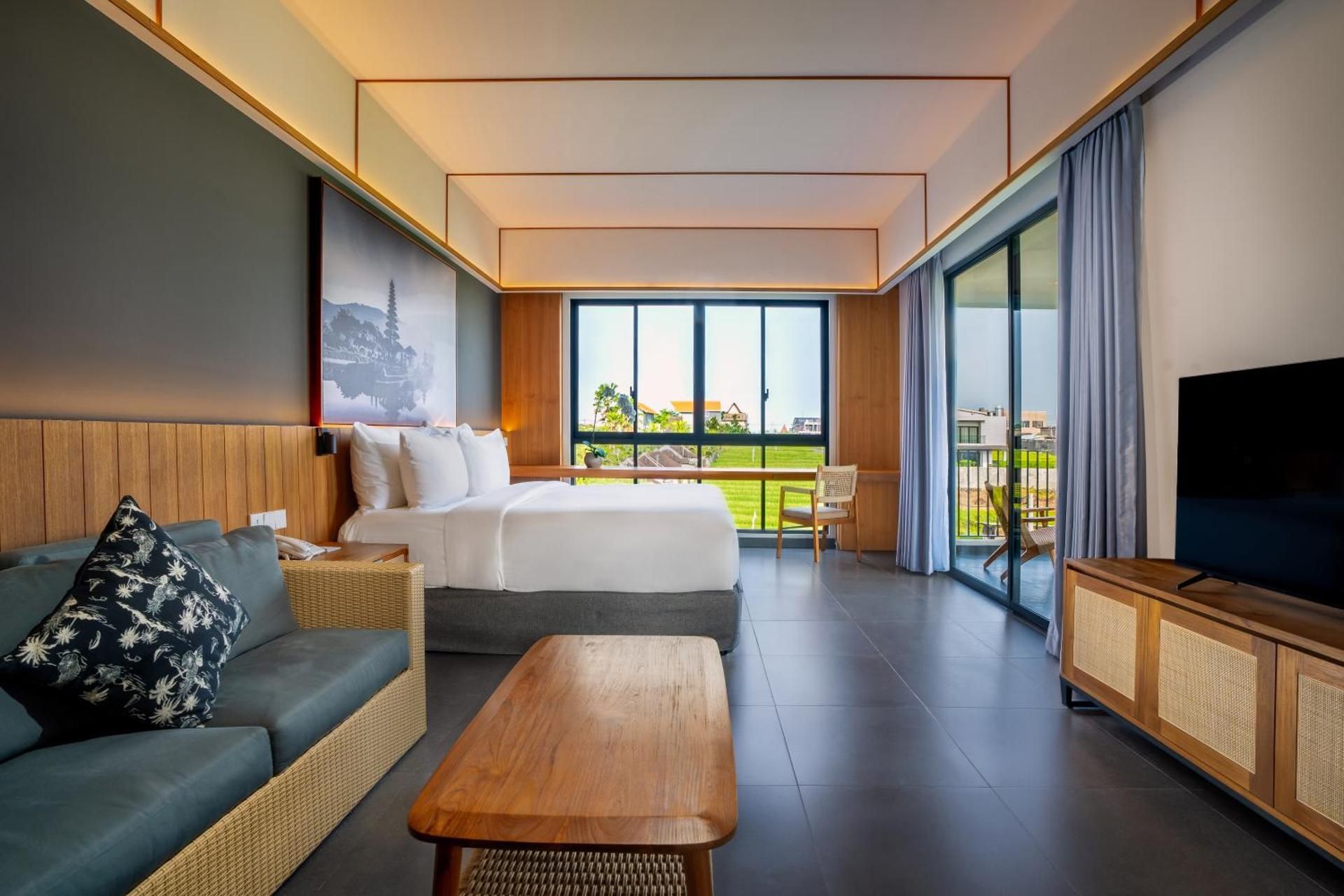 Executive - 1 King Bed Corner Room with Bath View