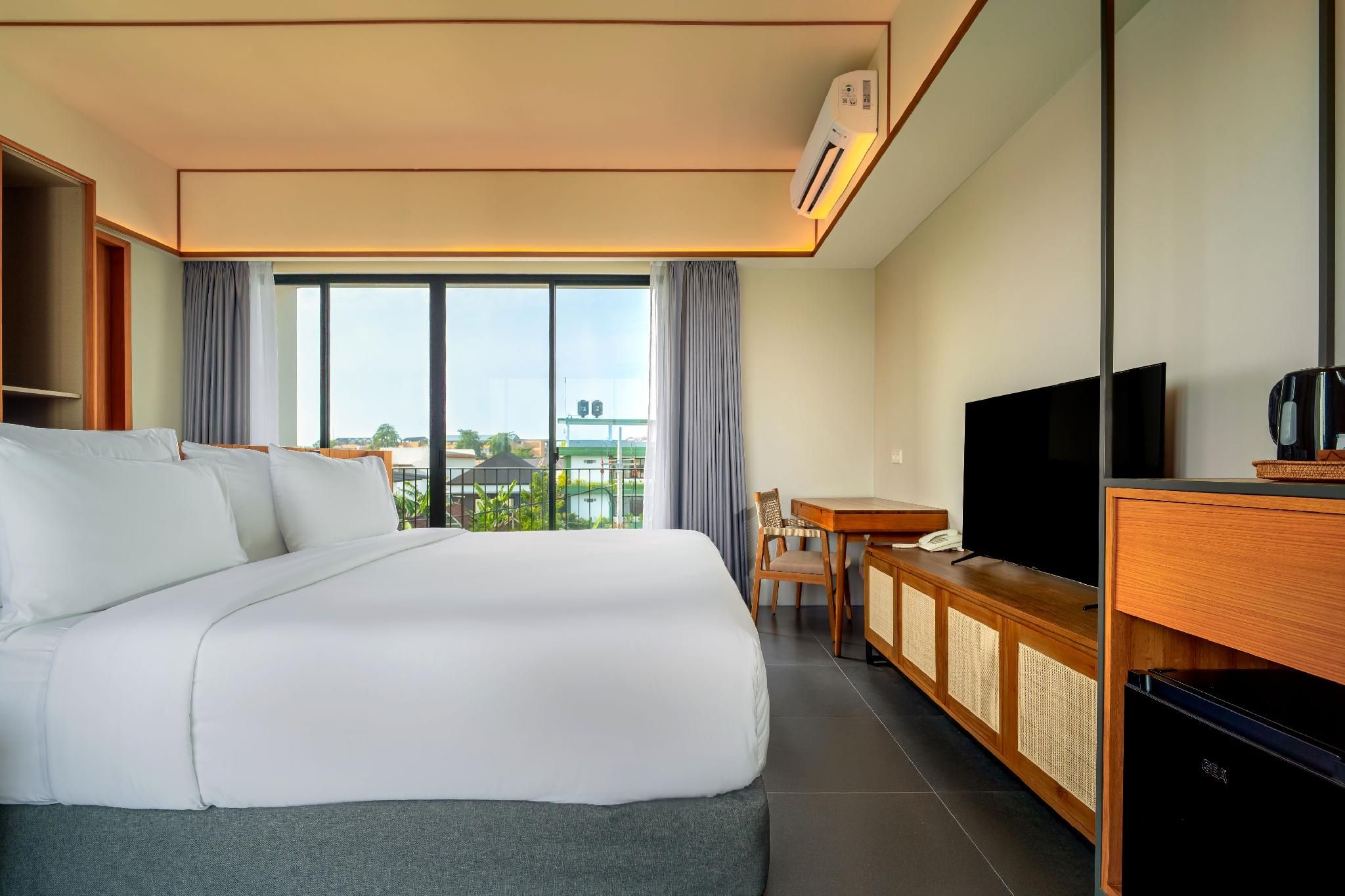 Junior Suite - 1 King Bed with Balcony