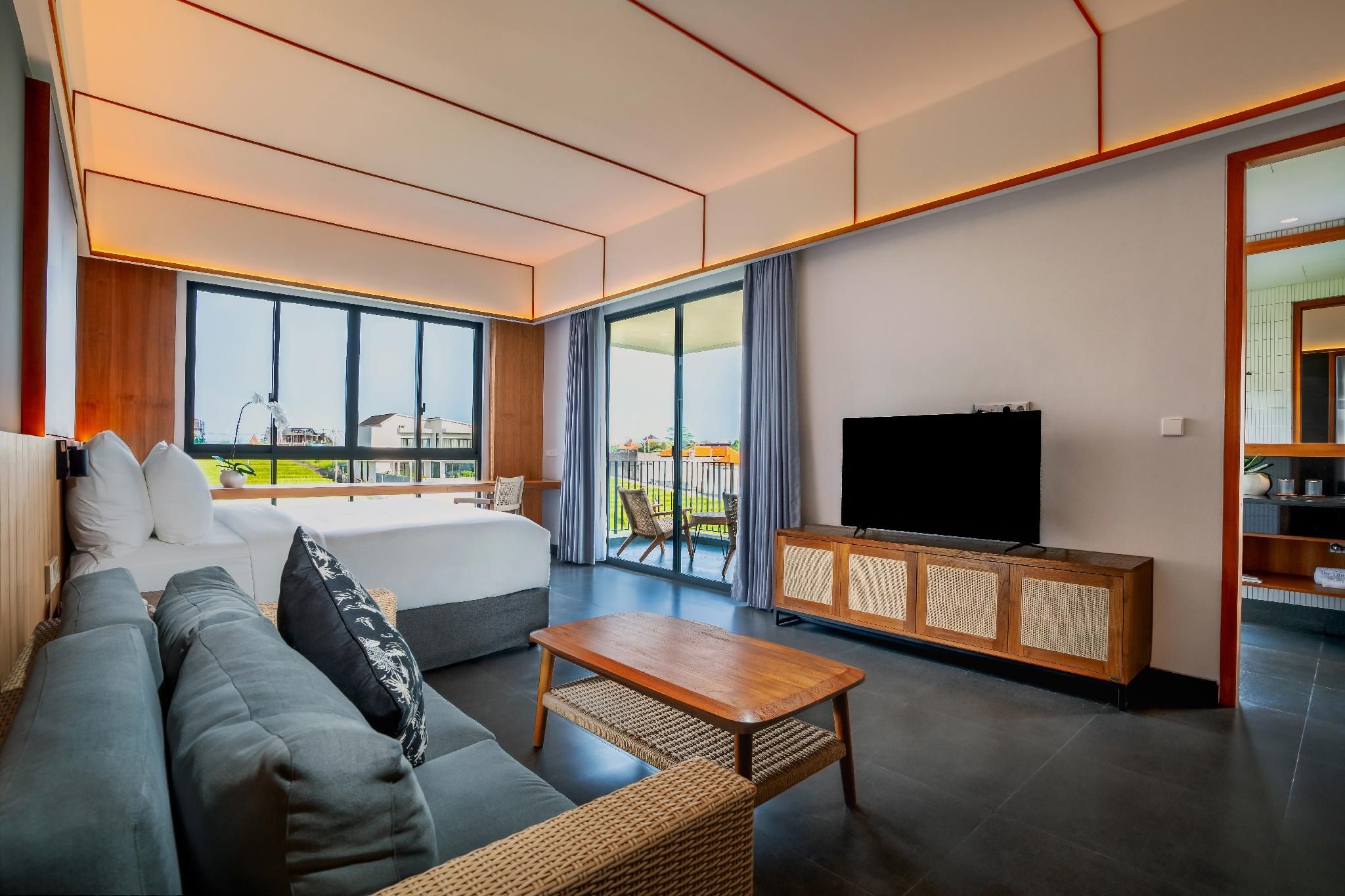 Executive - 1 King Bed Corner Room with Bath View