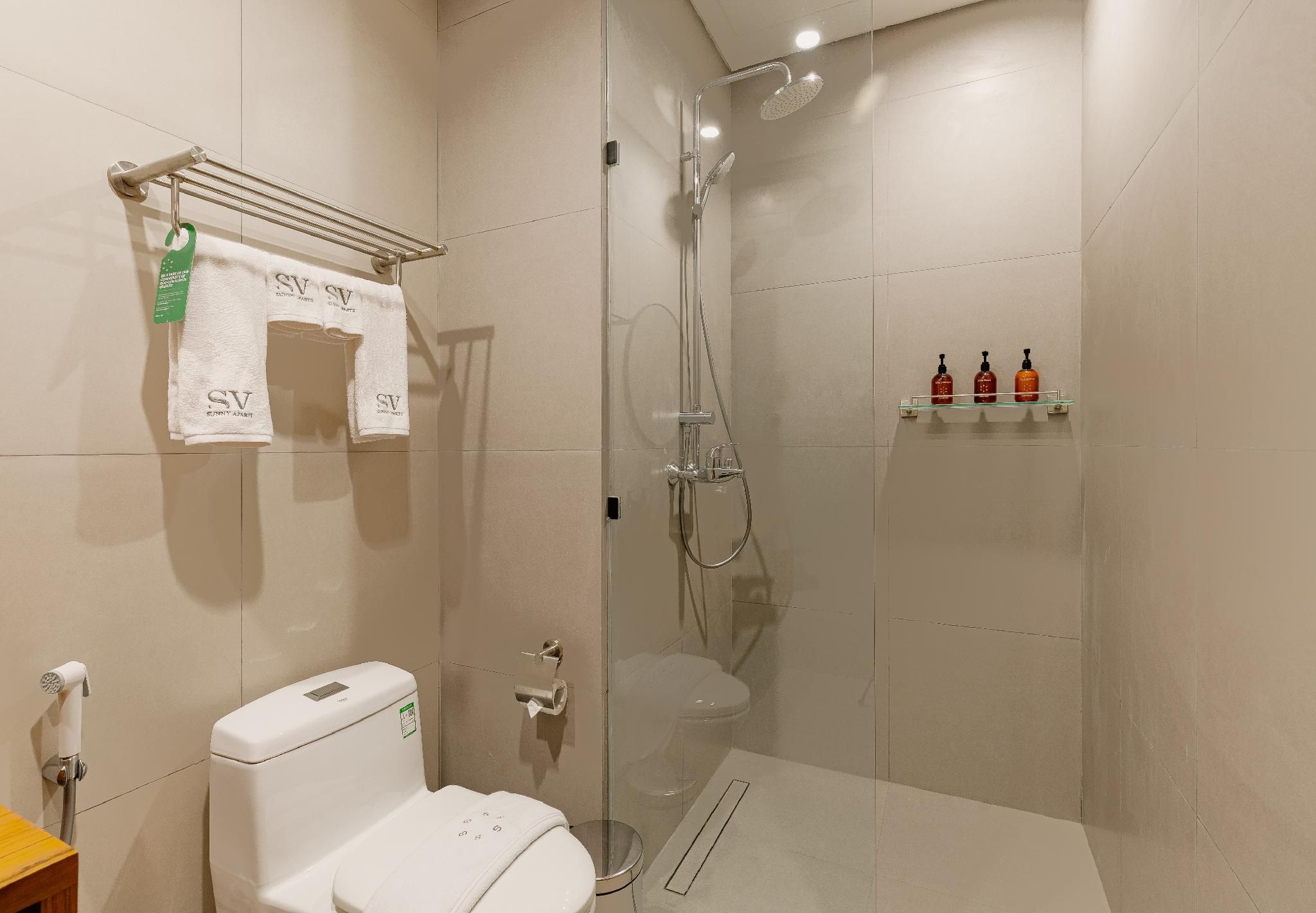 Suite with Bathtub
